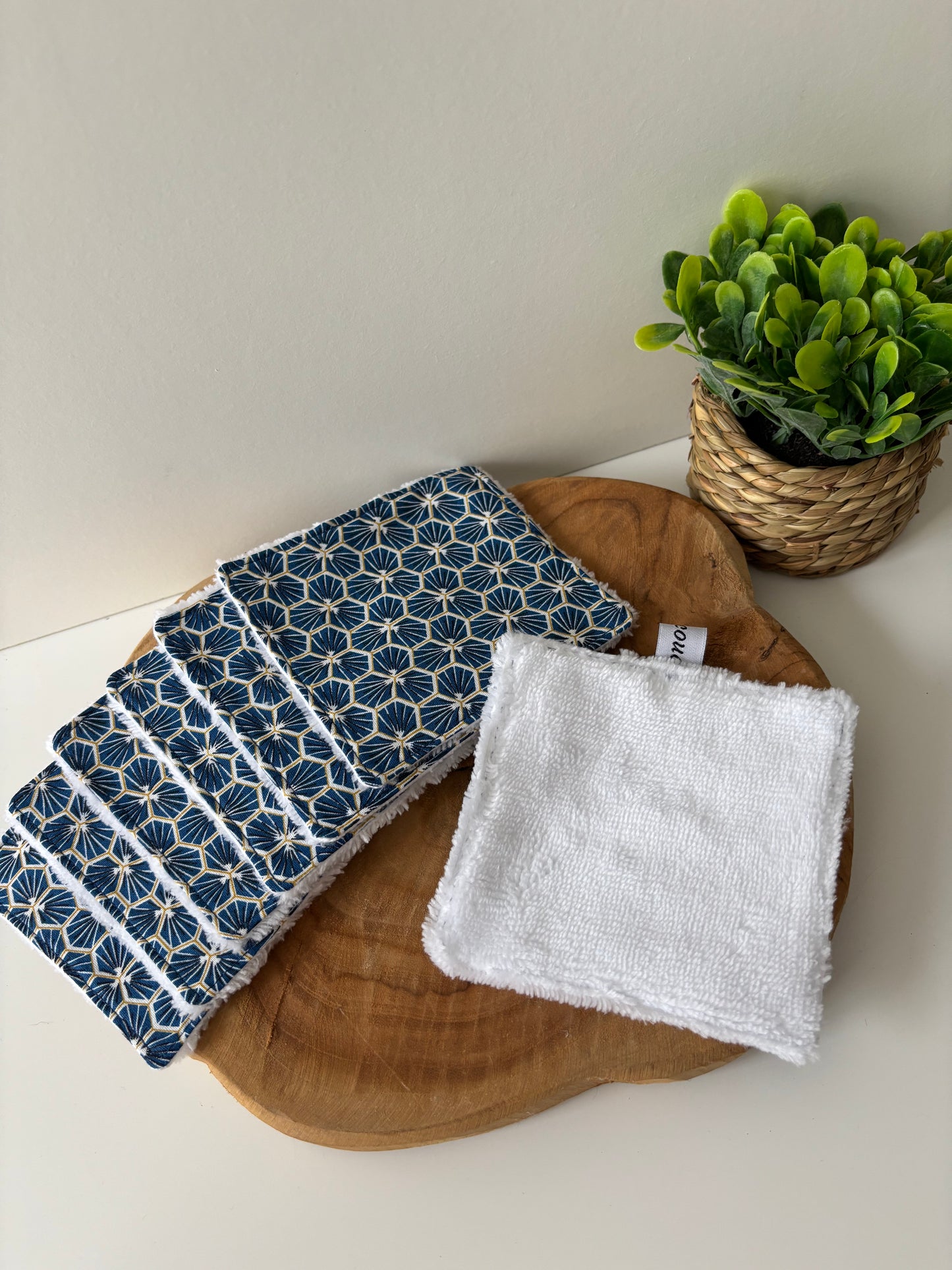 Lot de 7 cotons lavables motif géométrique bleu nuit, dos blanc