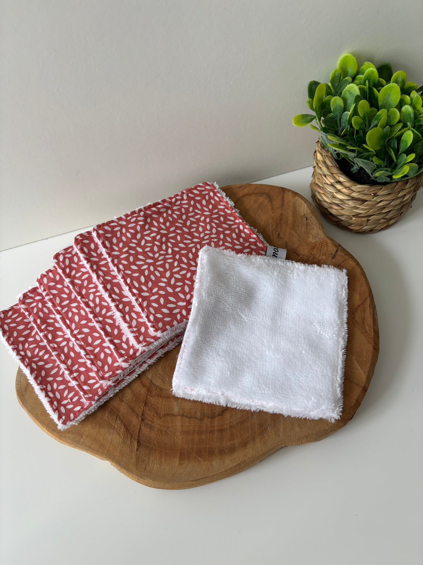 Lot de 7 cotons lavables motif pétales blanches sur fond corail, dos blanc