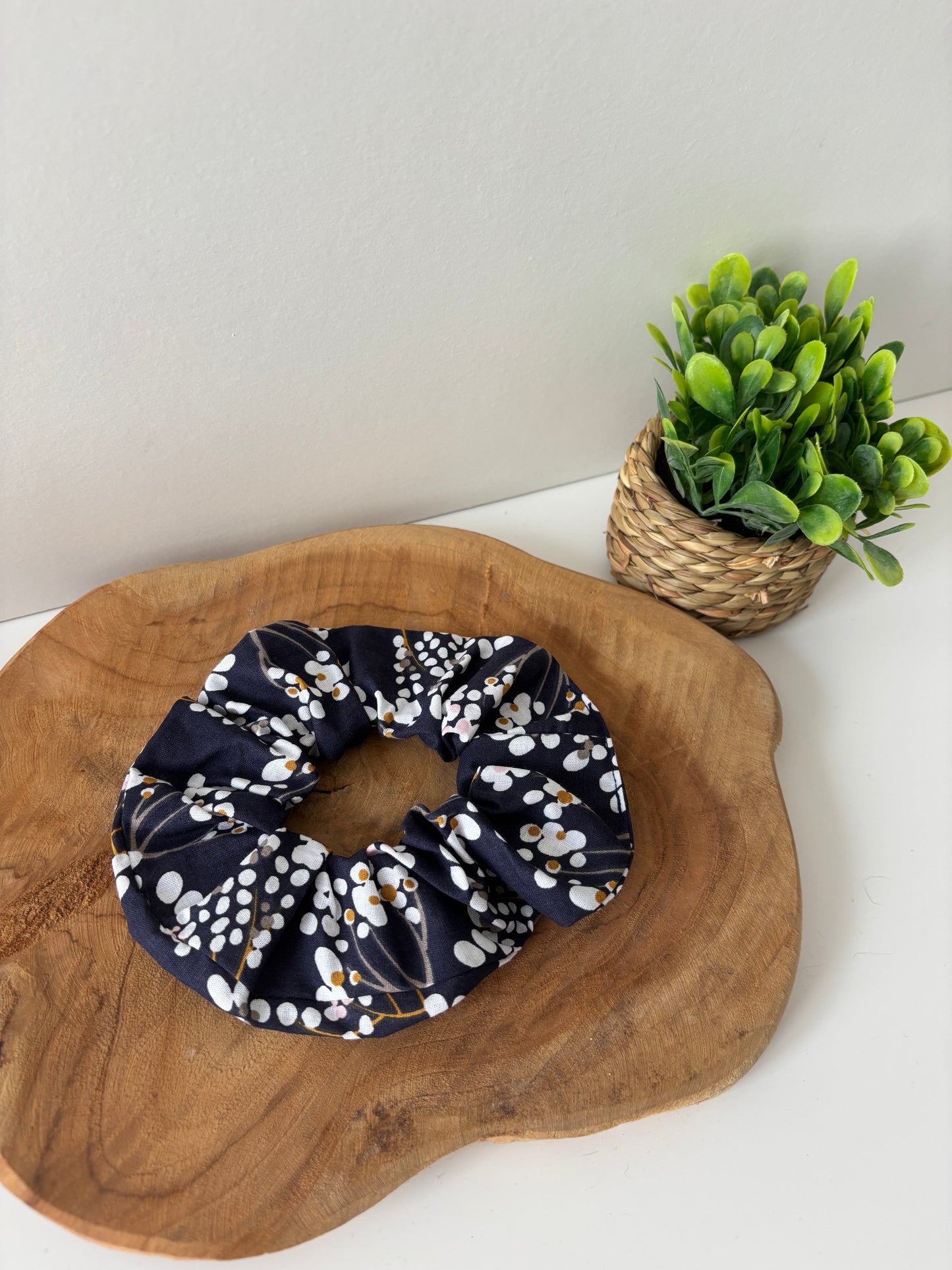 Élastique cheveux motif branches sur fond bleu doux