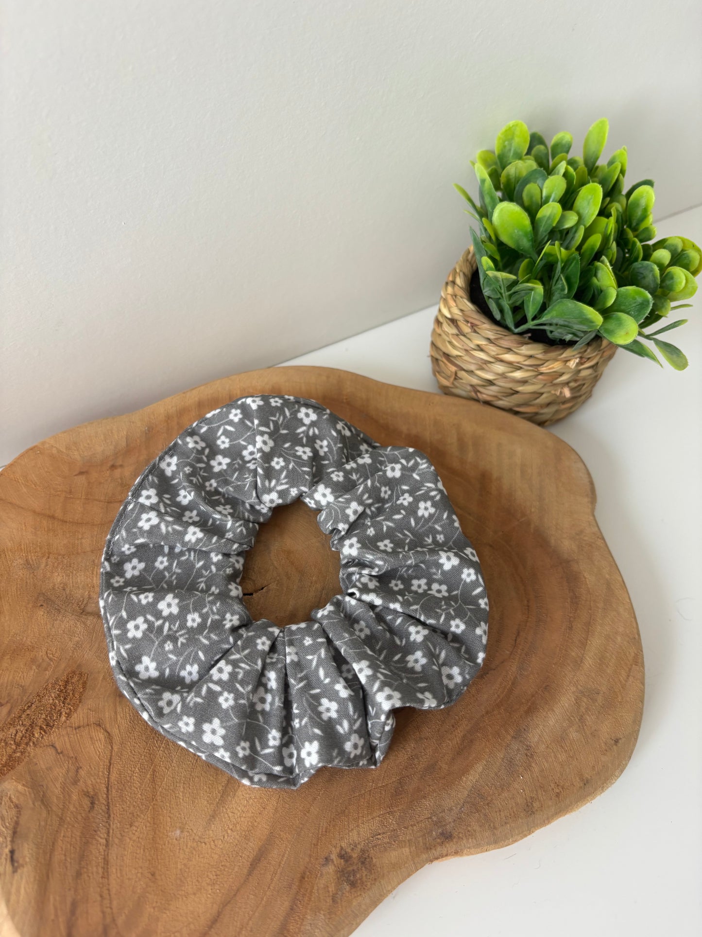 Élastique cheveux motif fleurs délicates gris clair