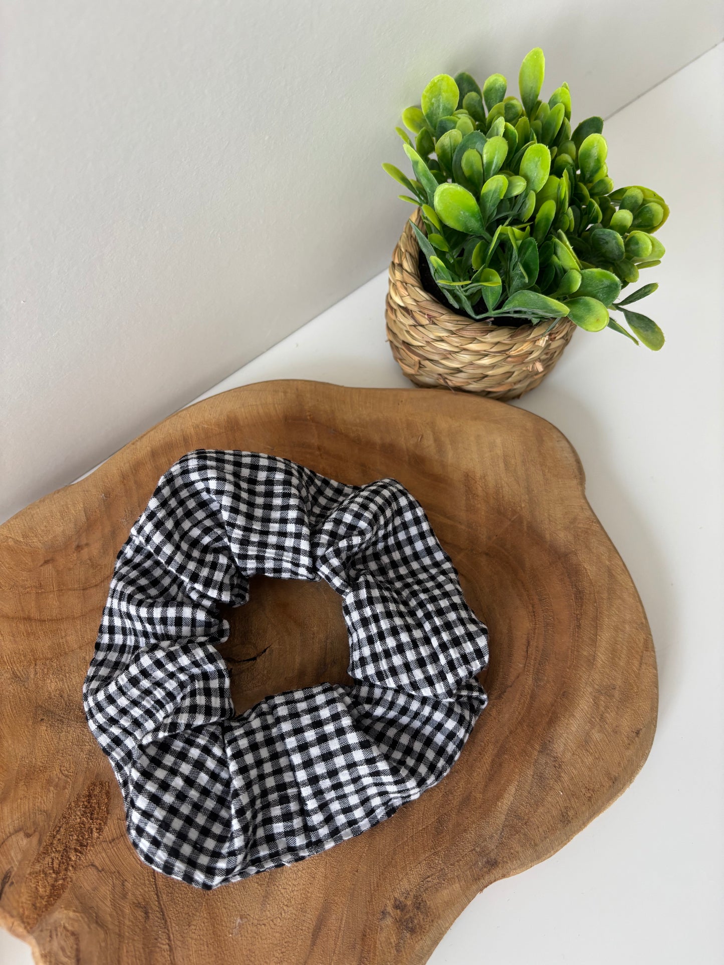 Élastique cheveux motif petits carreaux noirs élégants