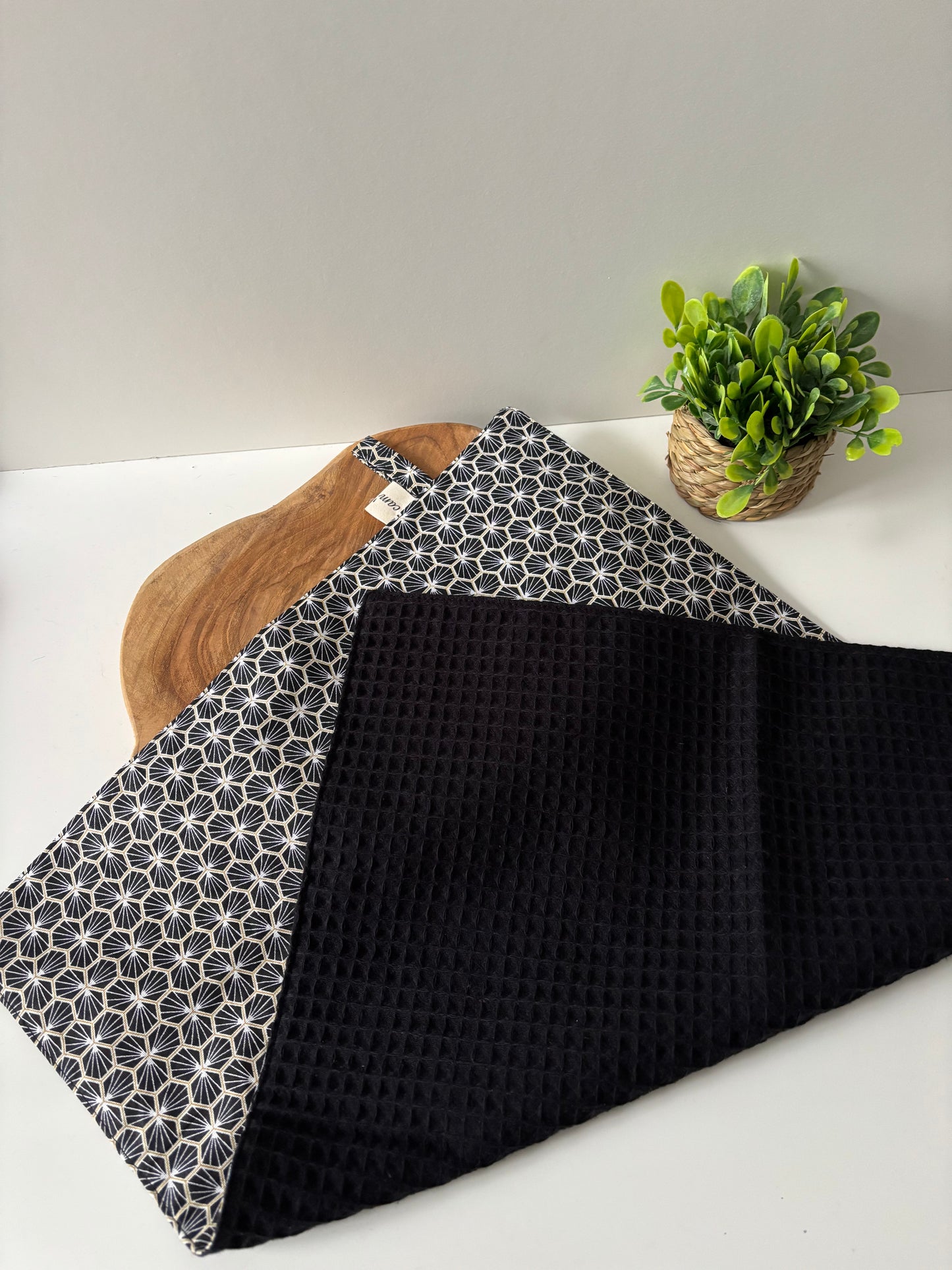 Essuie-mains motif géométrique noir en coton et nid d’abeille – création artisanale Cam'Coud.