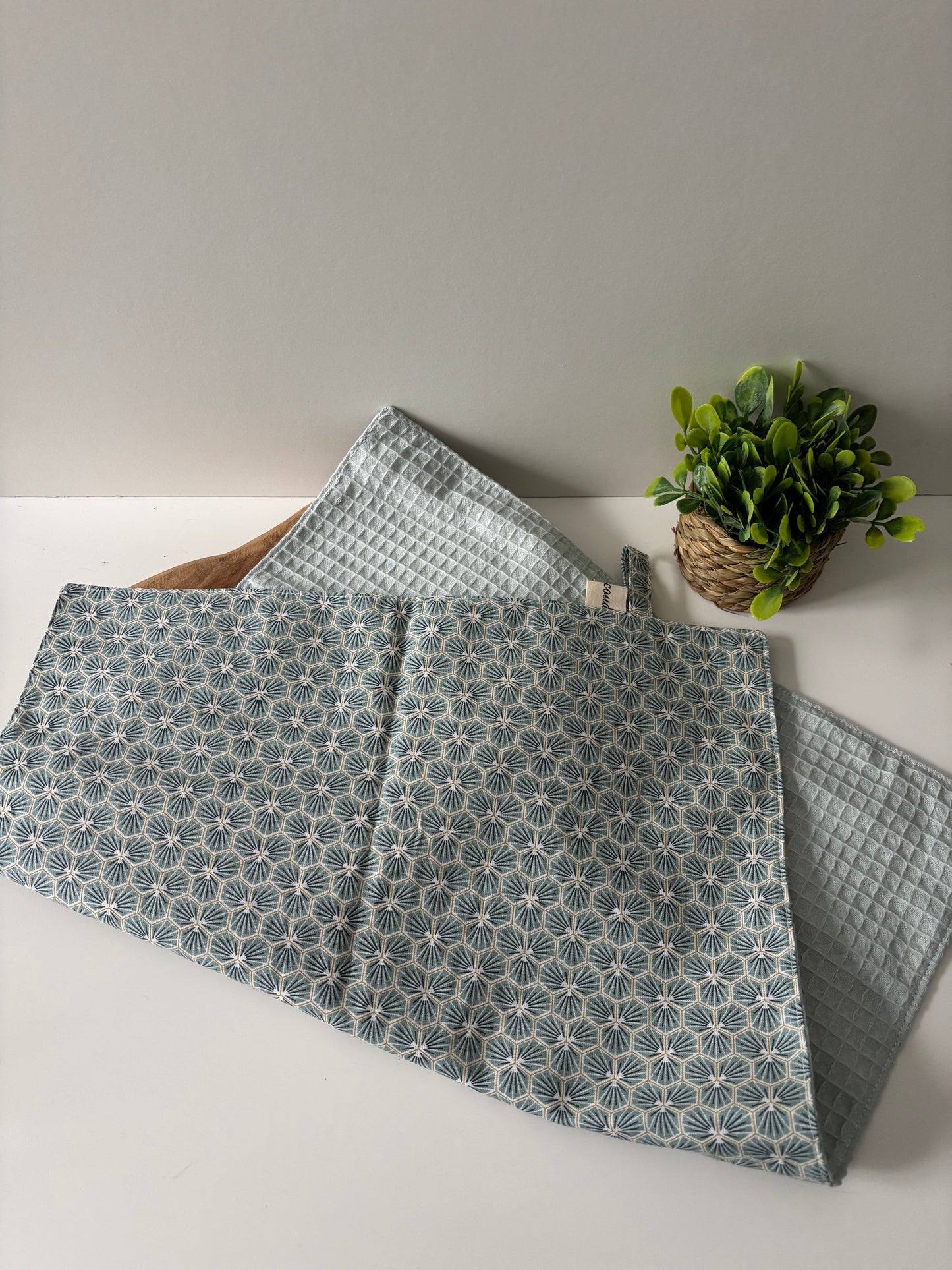 Essuie-mains motif géométrique vert d’eau en coton et nid d’abeille – création artisanale Cam'Coud.