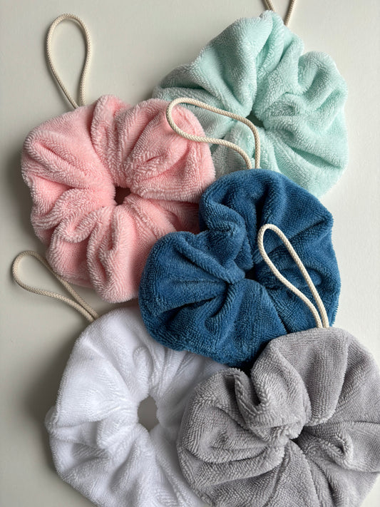 Vue d'ensemble des fleurs de douche en éponge de bambou, disponibles en plusieurs coloris