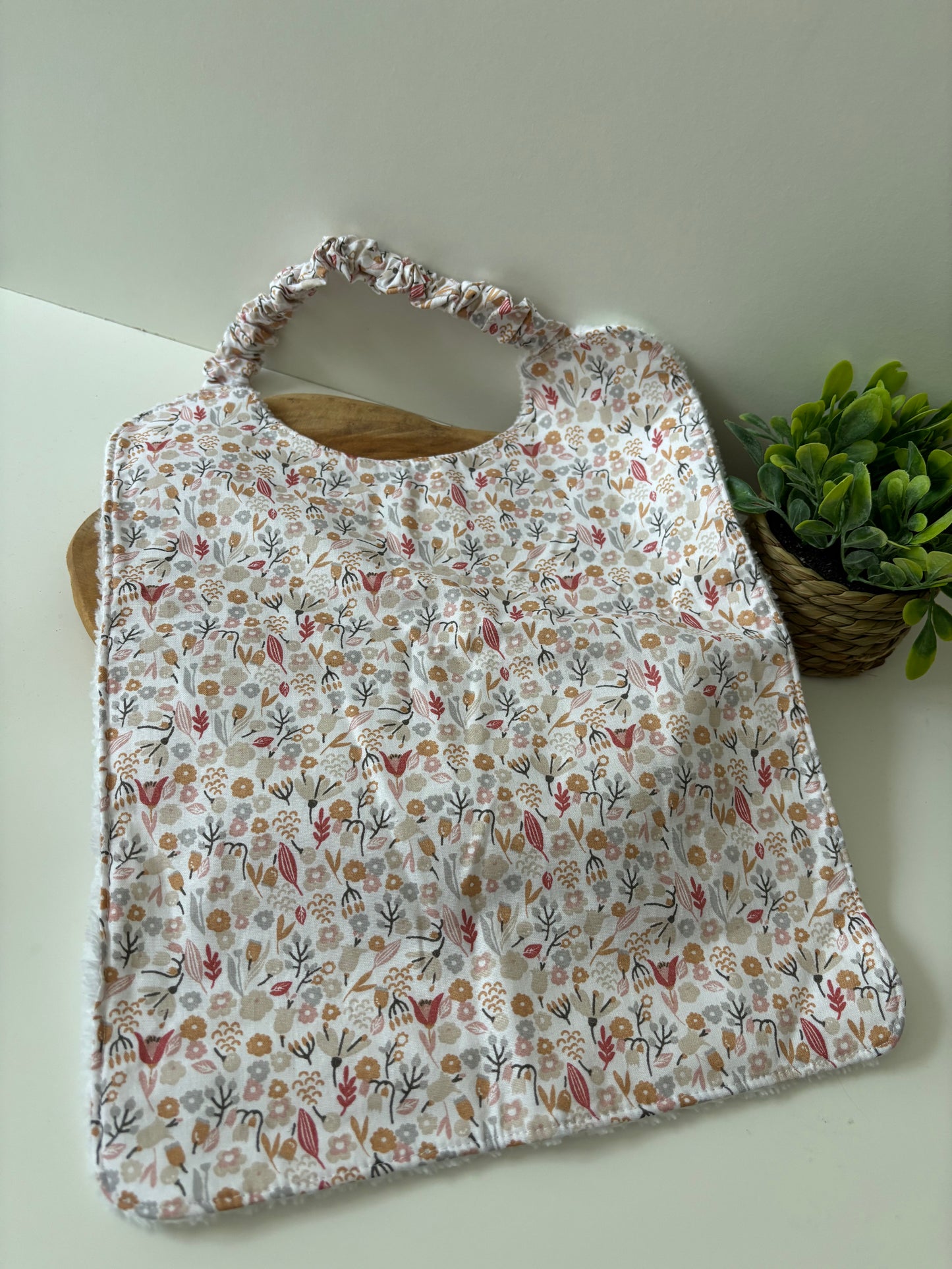 Bavoir maternelle élastiqué motif Fleurs roses – doux et pratique
