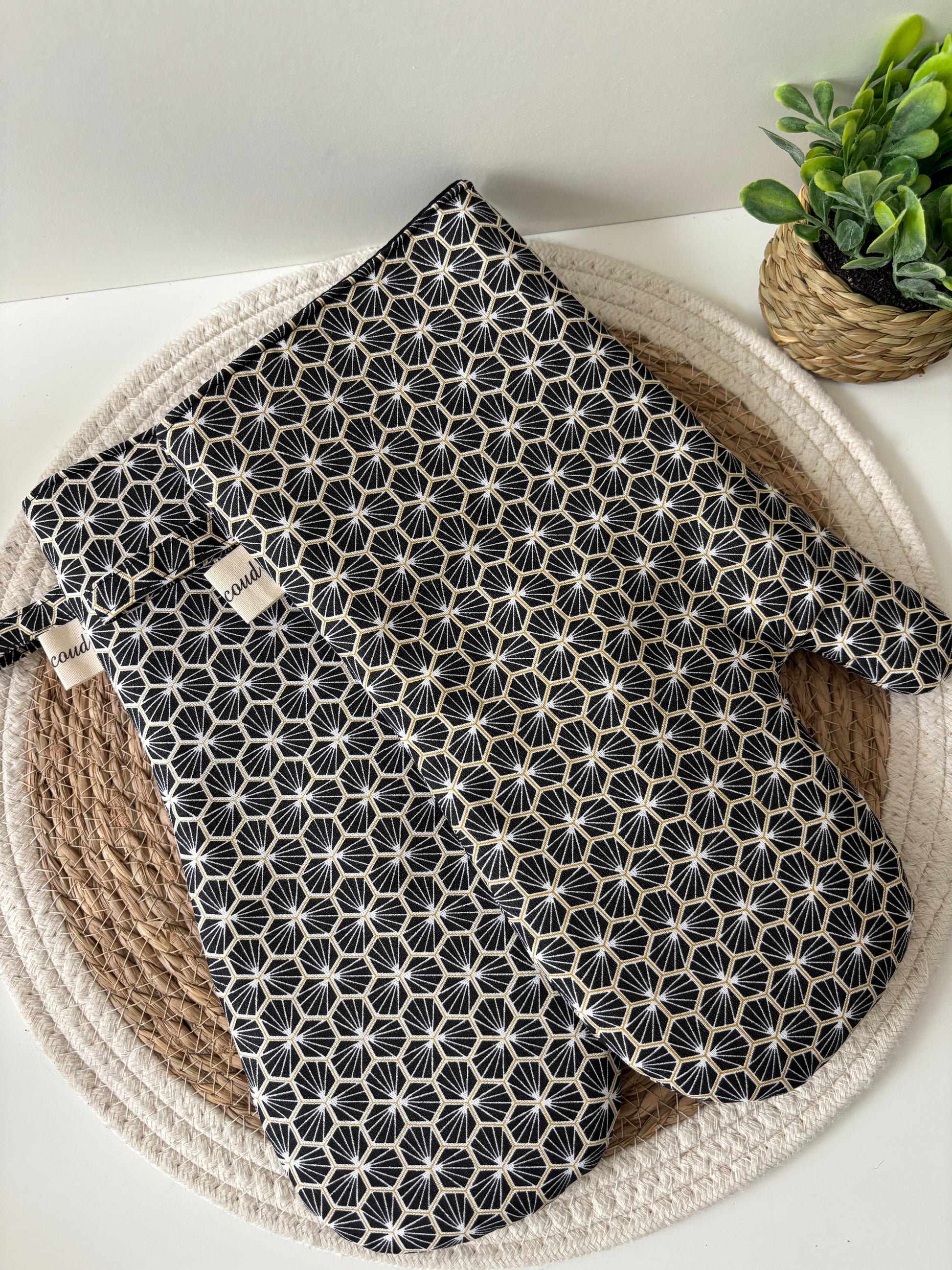 Gants de cuisine motif géométrique noir avec intérieur noir, double couche Thermolam, vendus par paire