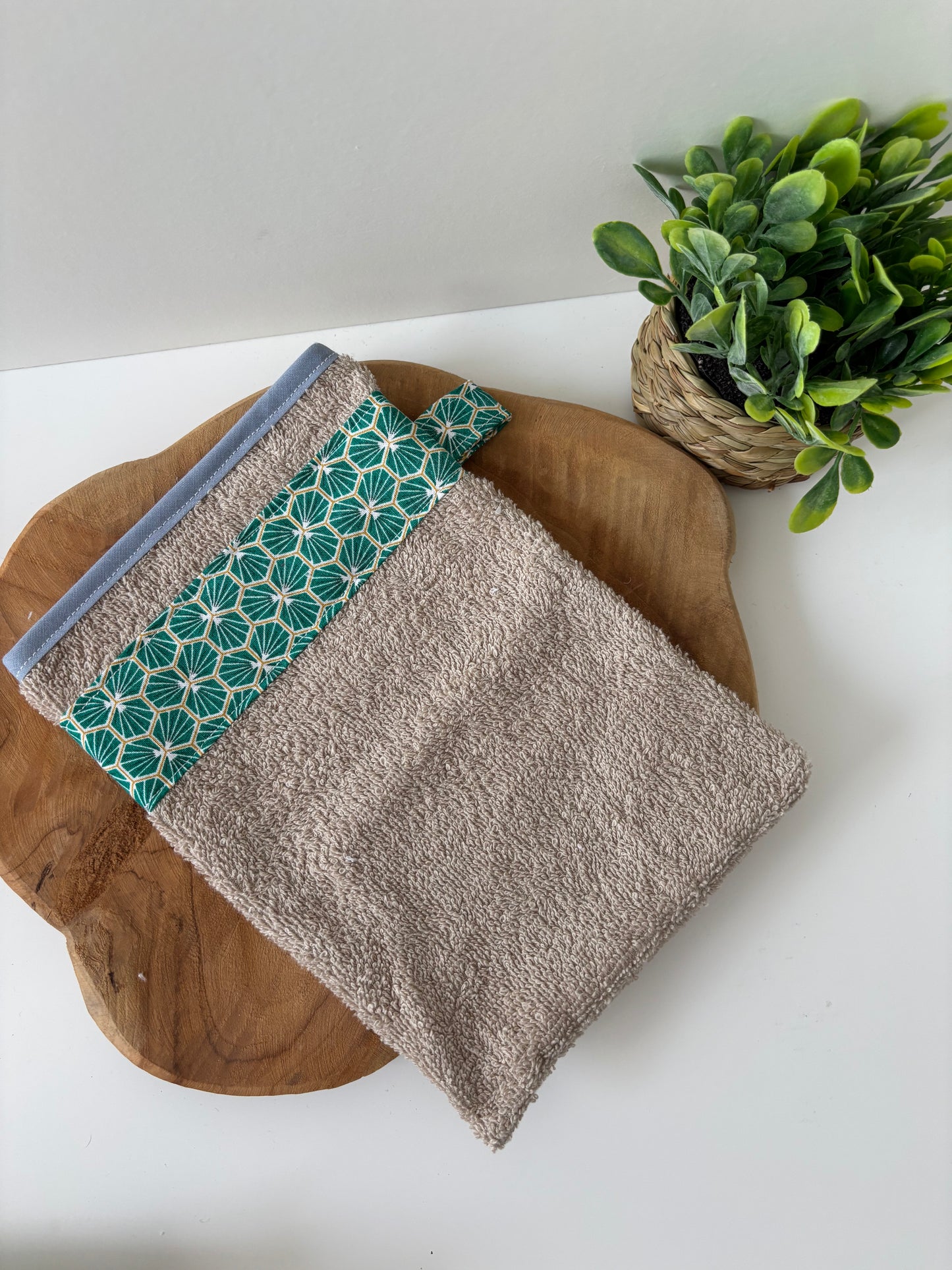 Gant de toilette adulte en éponge beige avec bande de tissu vert à motifs géométriques, fait main