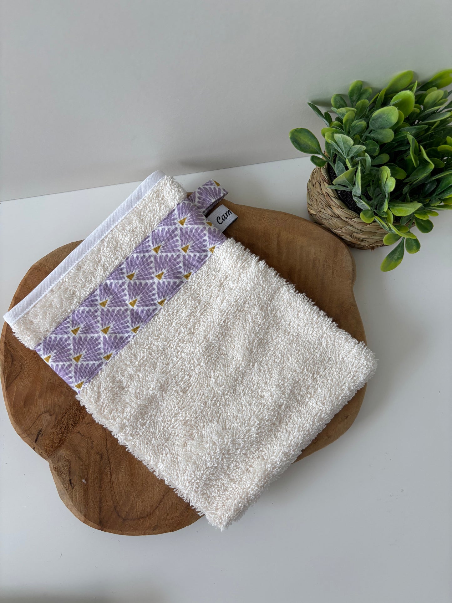 Gant de toilette adulte en éponge écru avec bande de tissu violet à motifs éventail, fait main