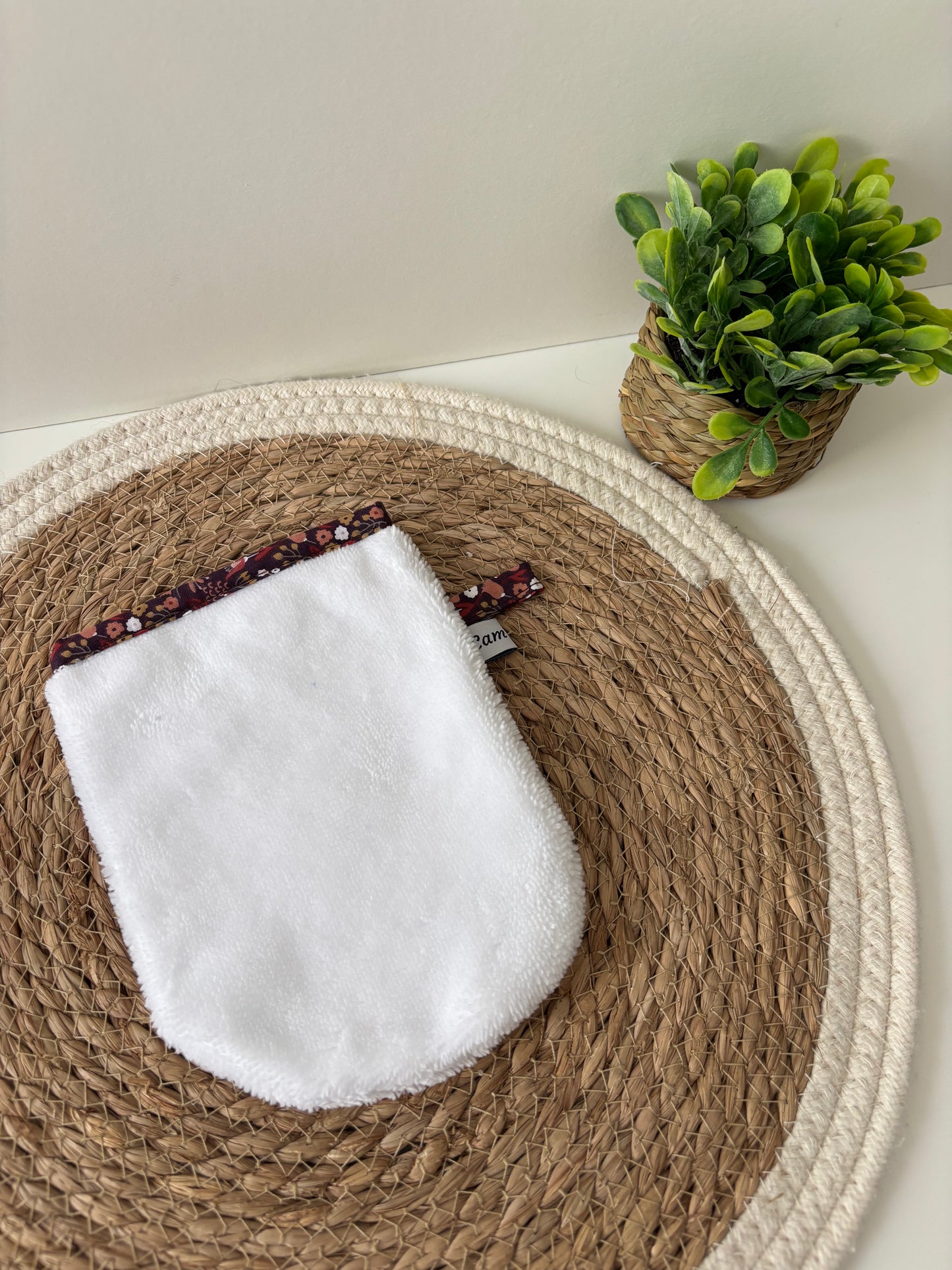 Gant visage Camâcoud en Ă©ponge de bambou blanc avec biais fleurs prune