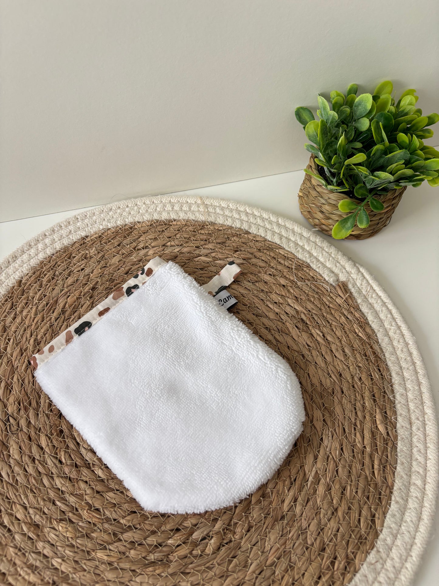 Gant visage Camâcoud en Ă©ponge de bambou blanc avec biais motif lĂ©opard