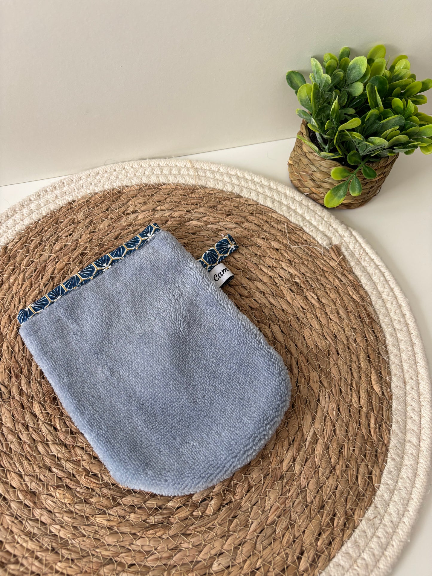 Gant visage Camâcoud en Ă©ponge de bambou bleu avec biais motif gĂ©omĂ©trique bleu foncĂ©