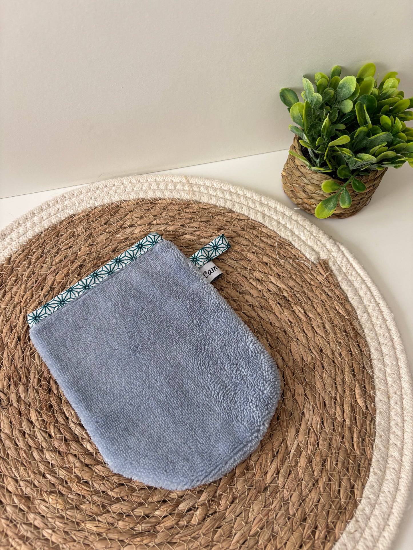 Gant visage Camâcoud en Ă©ponge de bambou bleu avec biais motif gĂ©omĂ©trique bleu