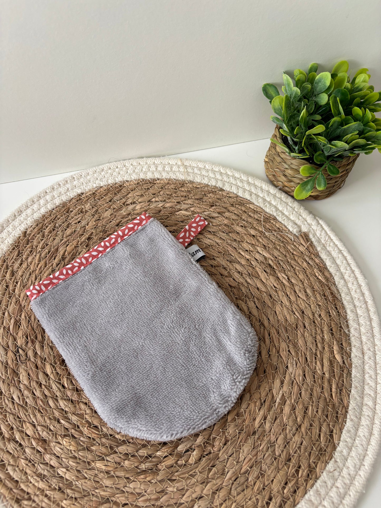 Gant visage Camâcoud en Ă©ponge de bambou gris avec biais pĂ©tales corail