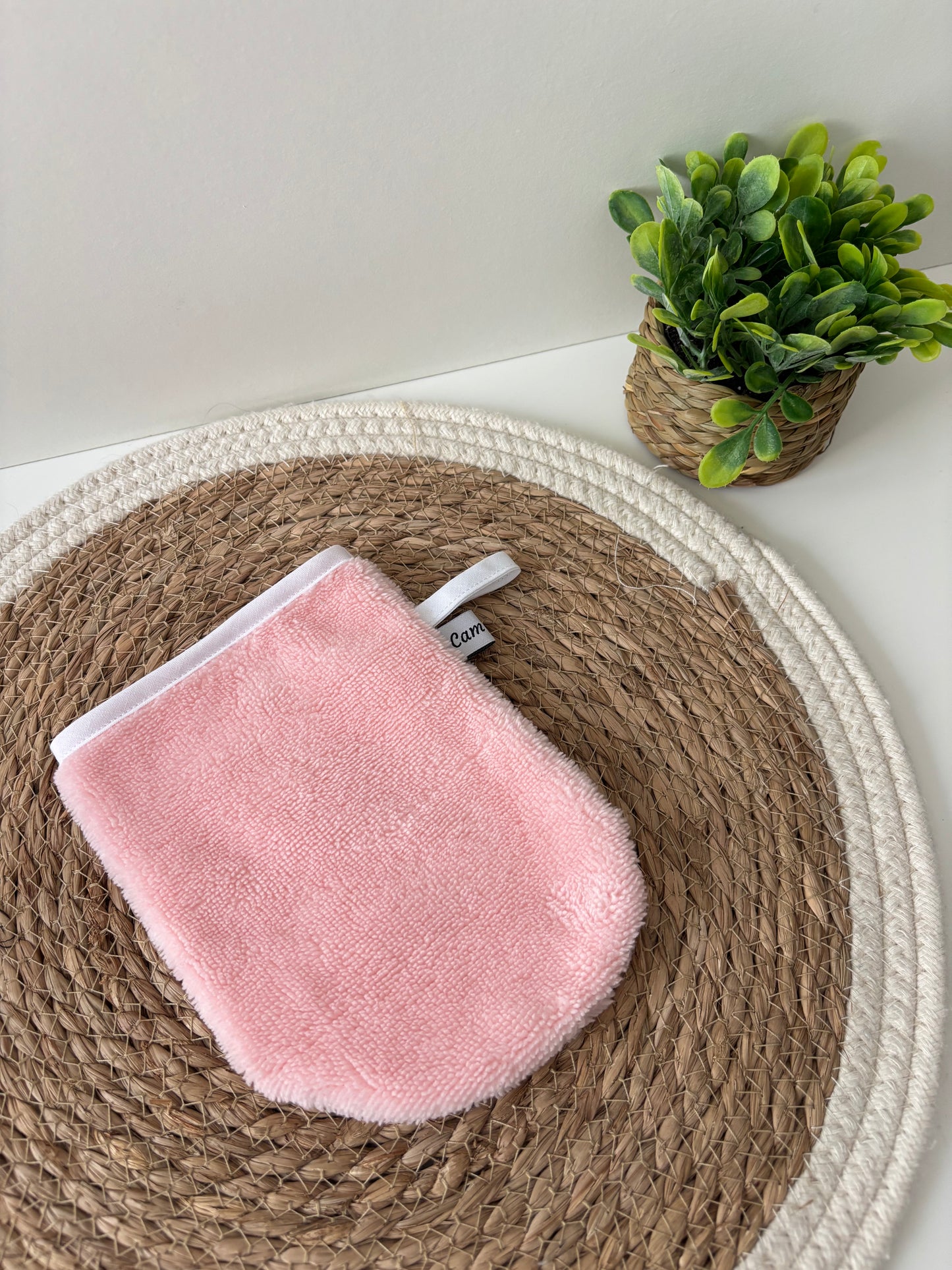 Gant visage Camâcoud en Ă©ponge de bambou rose avec biais blanc