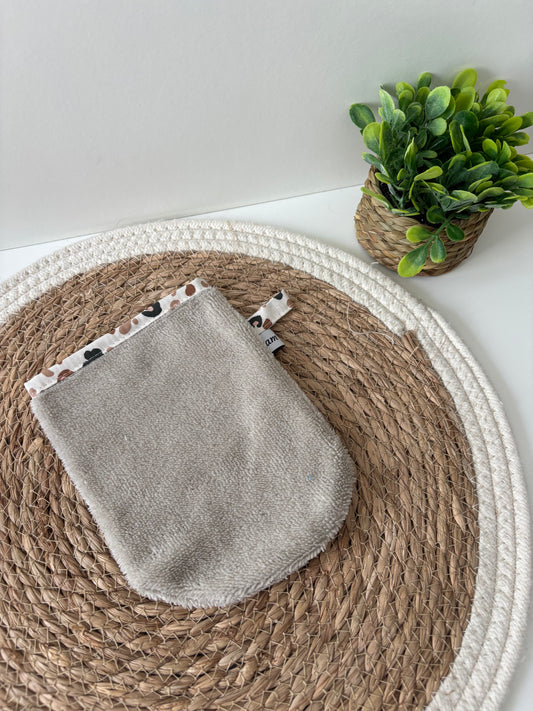 Gant visage Cam’coud en éponge de bambou taupe avec biais motif léopard