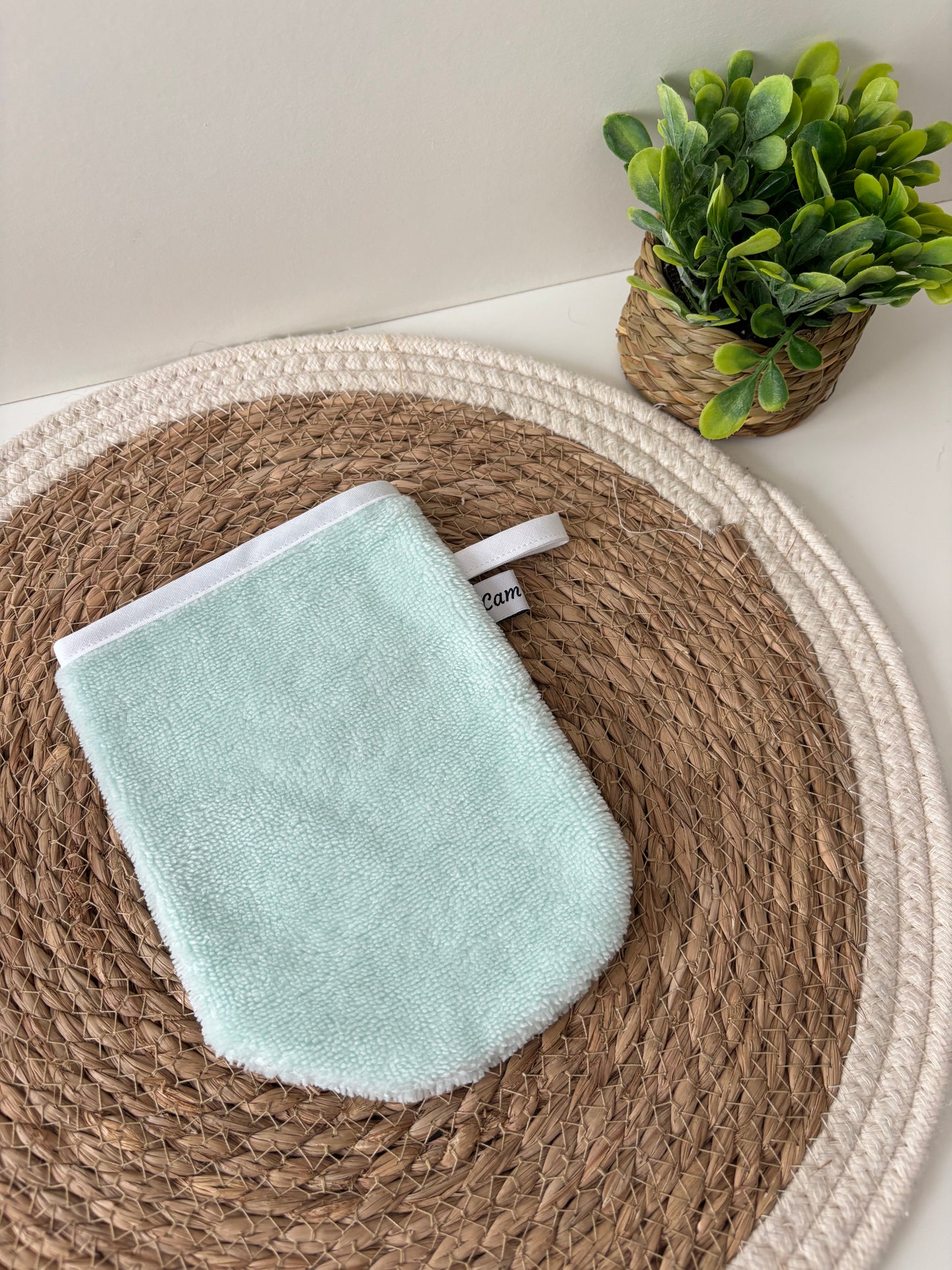 Gant visage Camâcoud en Ă©ponge de bambou turquoise avec biais blanc