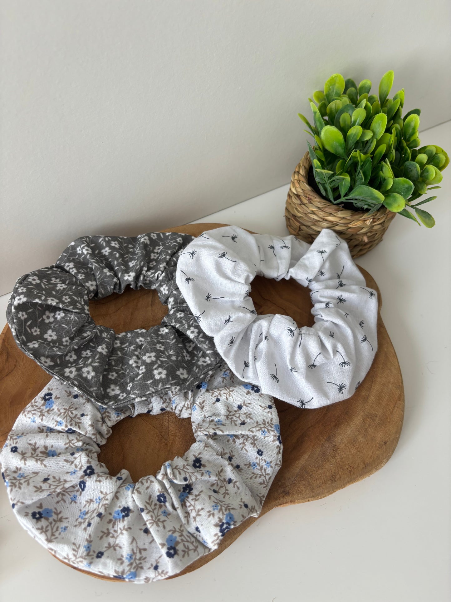 Élastique cheveux motif fleuri clair pastel doux