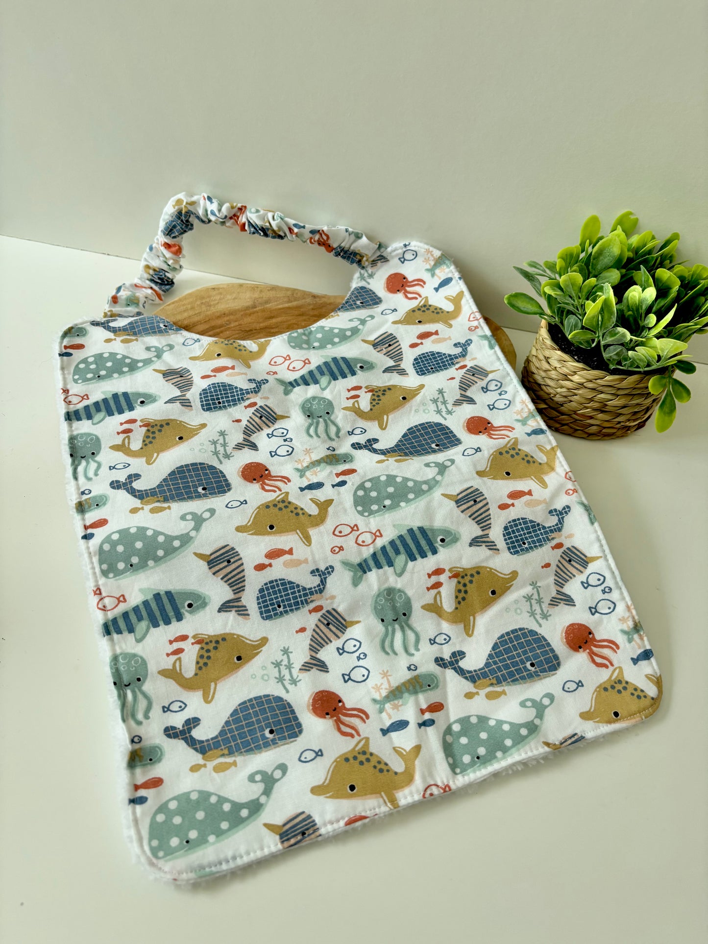 Bavoir maternelle élastiqué motif Marin – coton imprimé et éponge douce