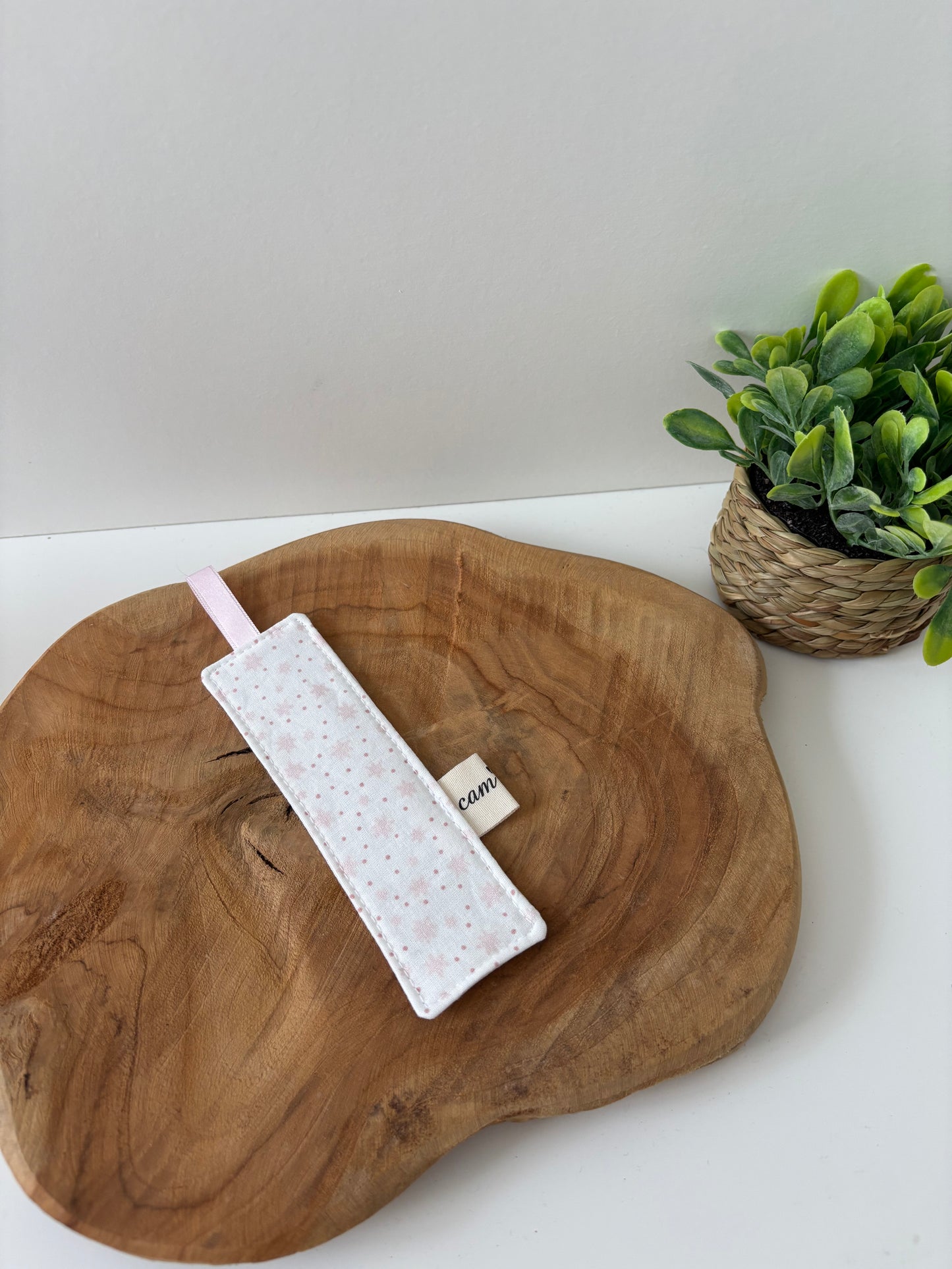Marque-page textile motif étoiles roses fait main