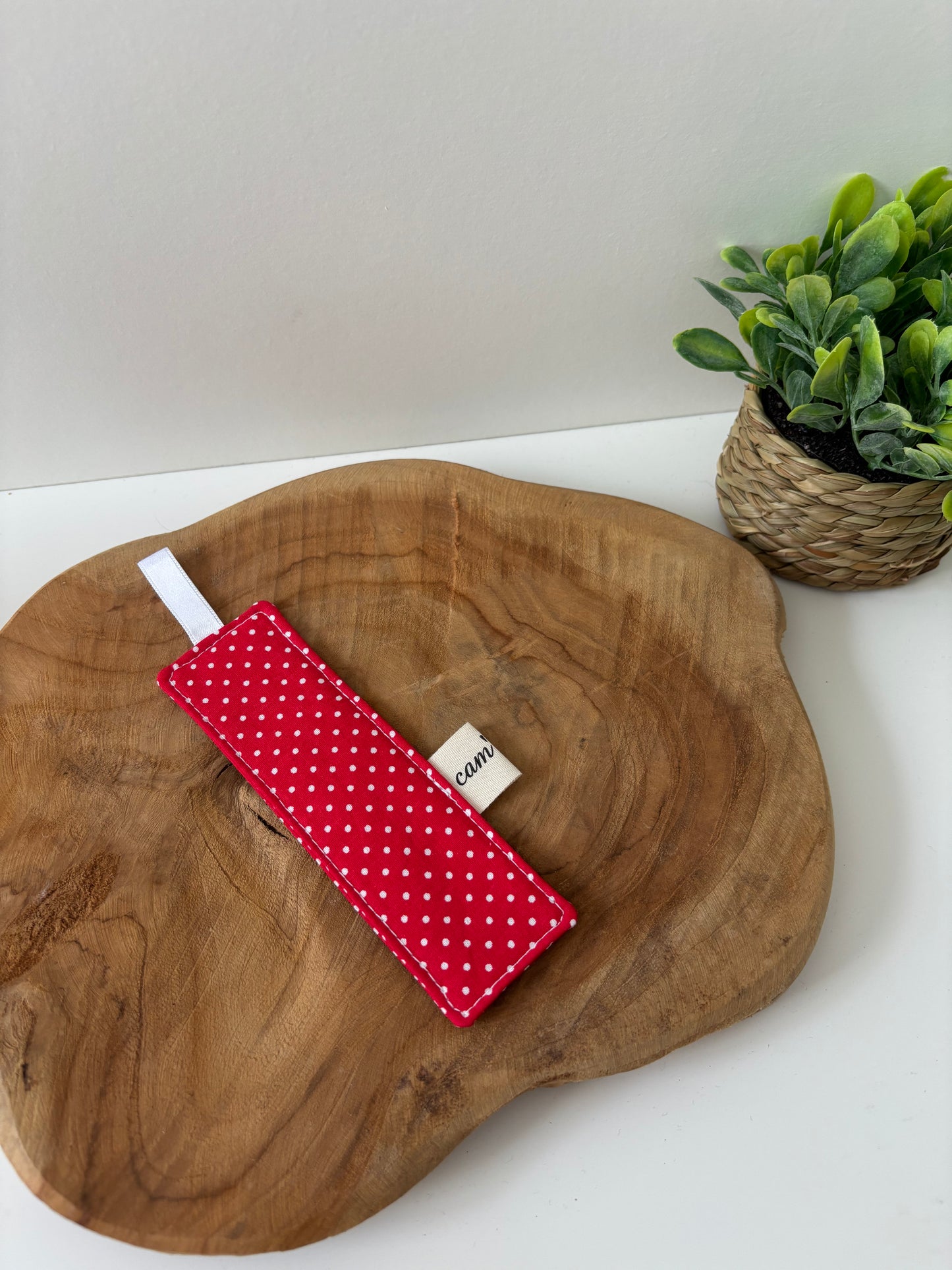 Marque-page textile pois blancs sur fond rouge