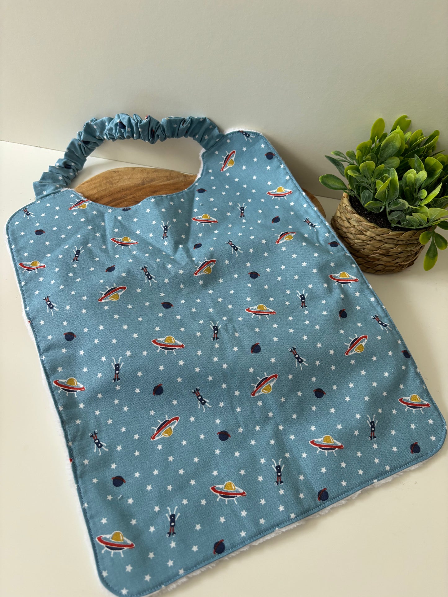 Bavoir maternelle élastiqué motif Martiens – coton et éponge de bambou