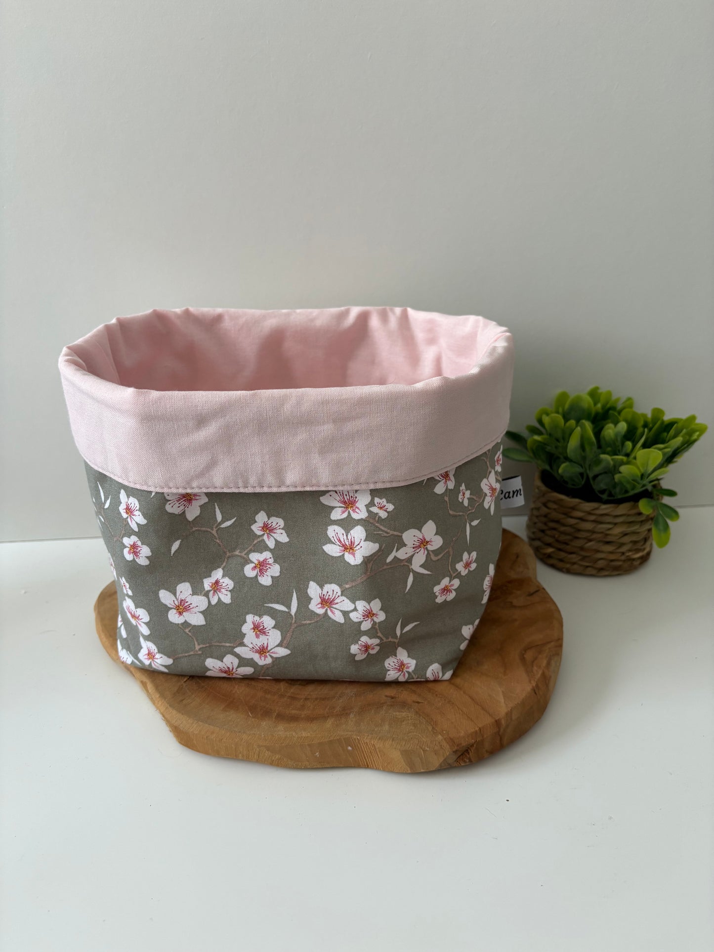 Panière moyenne motif fleur d’amandier, fait main en France, lavable en machine à 30 °C