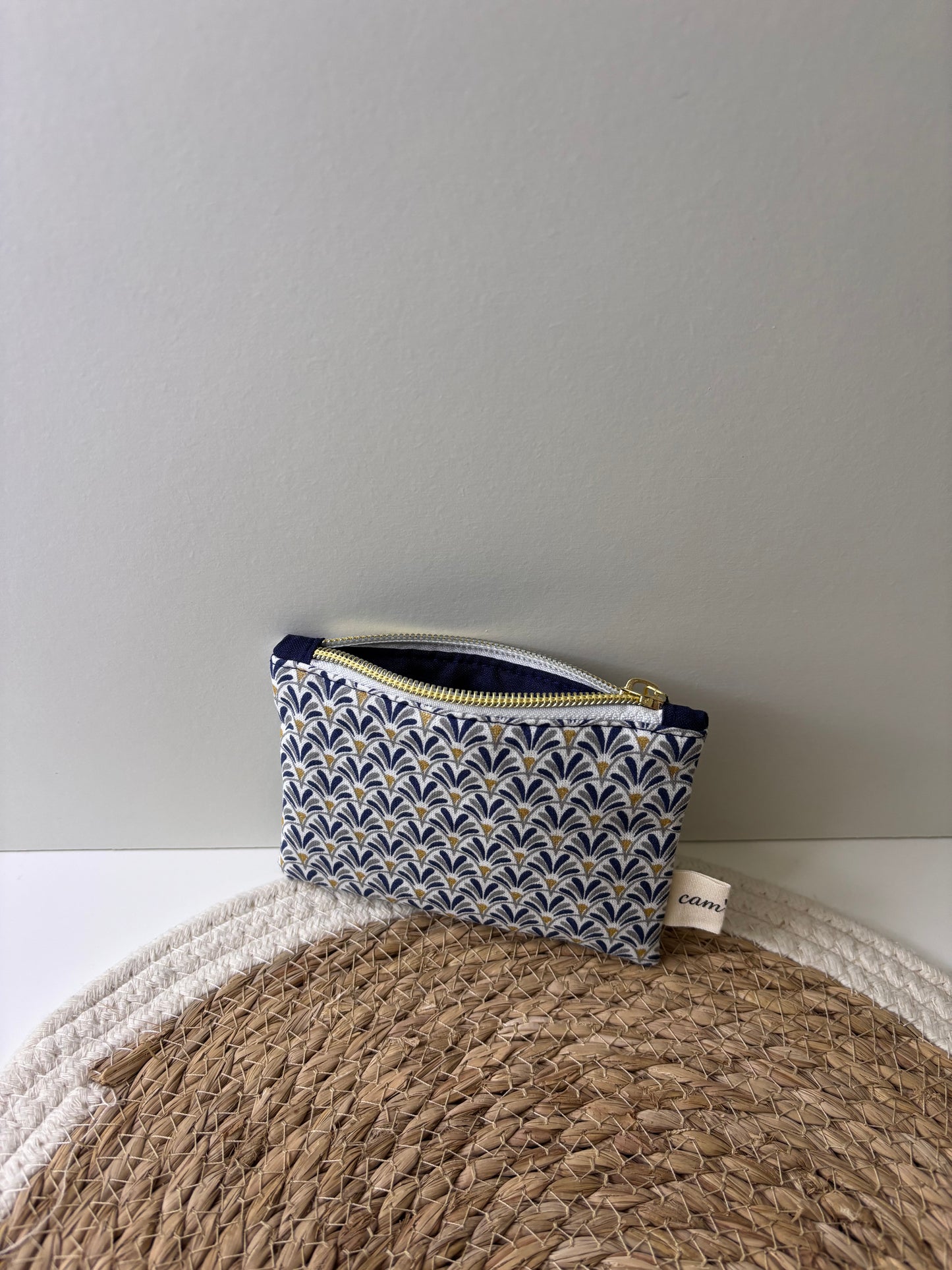Petit porte-monnaie élégant, cousu main artisanalement.