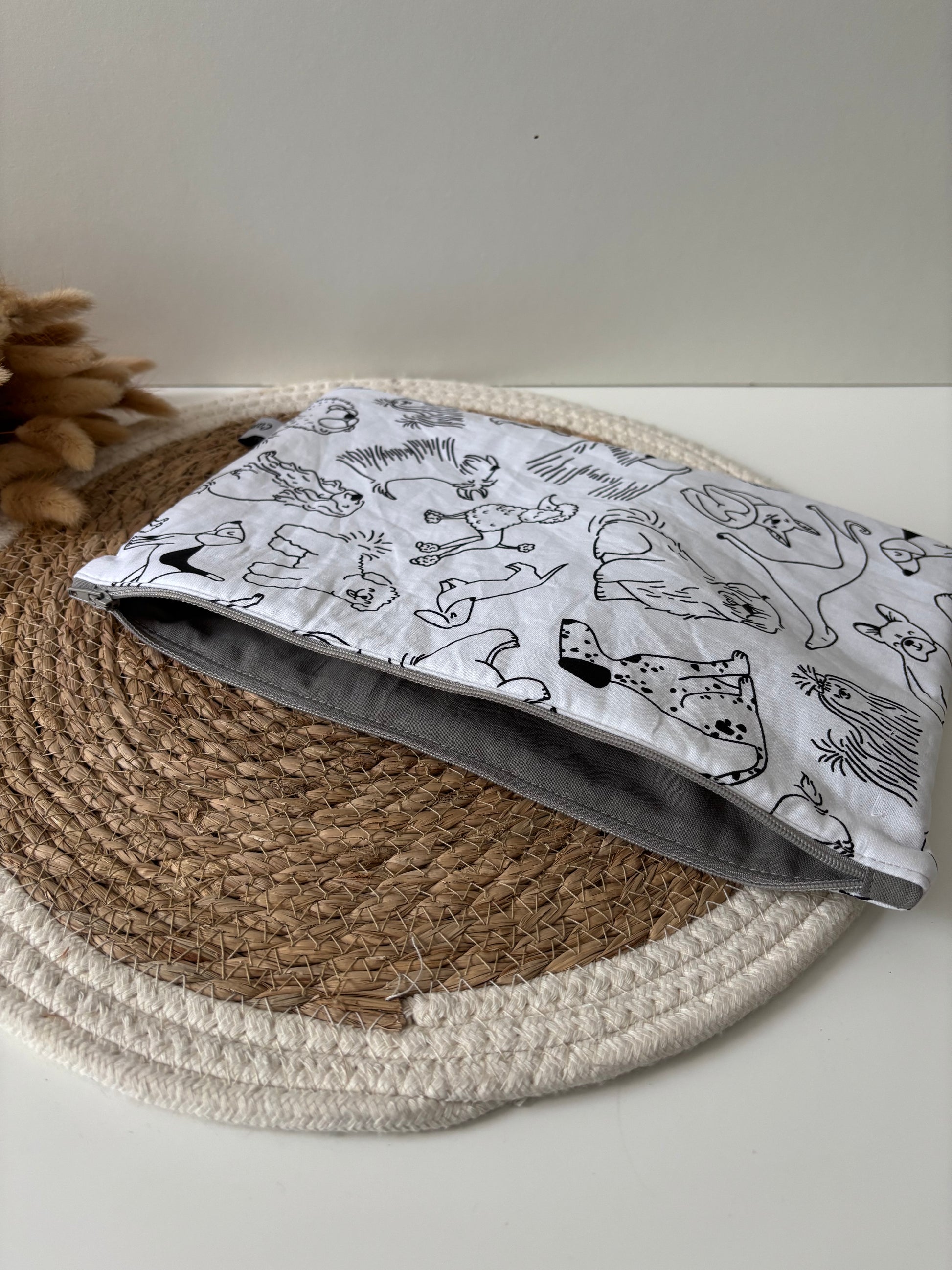 Pochette pratique et stylée pour carnet de santé chien.