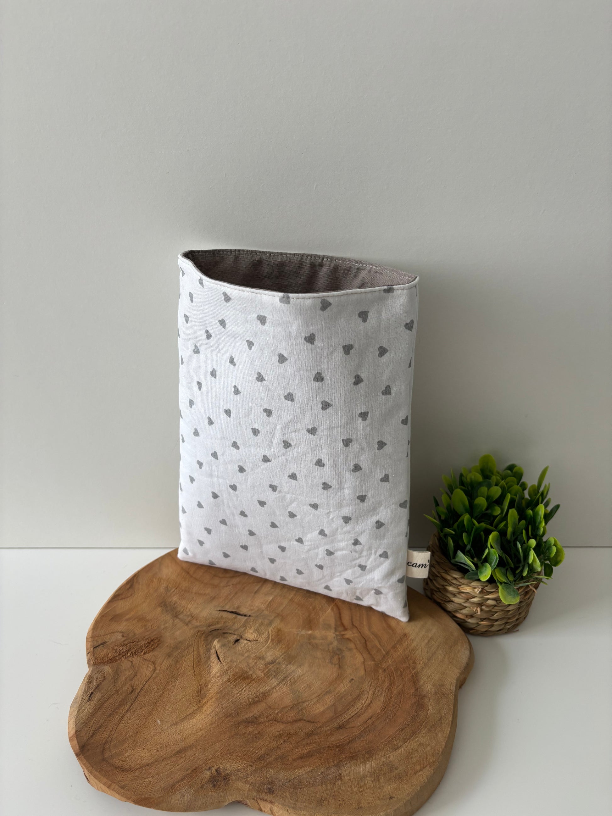 Pochette à livre motif petits cœurs gris