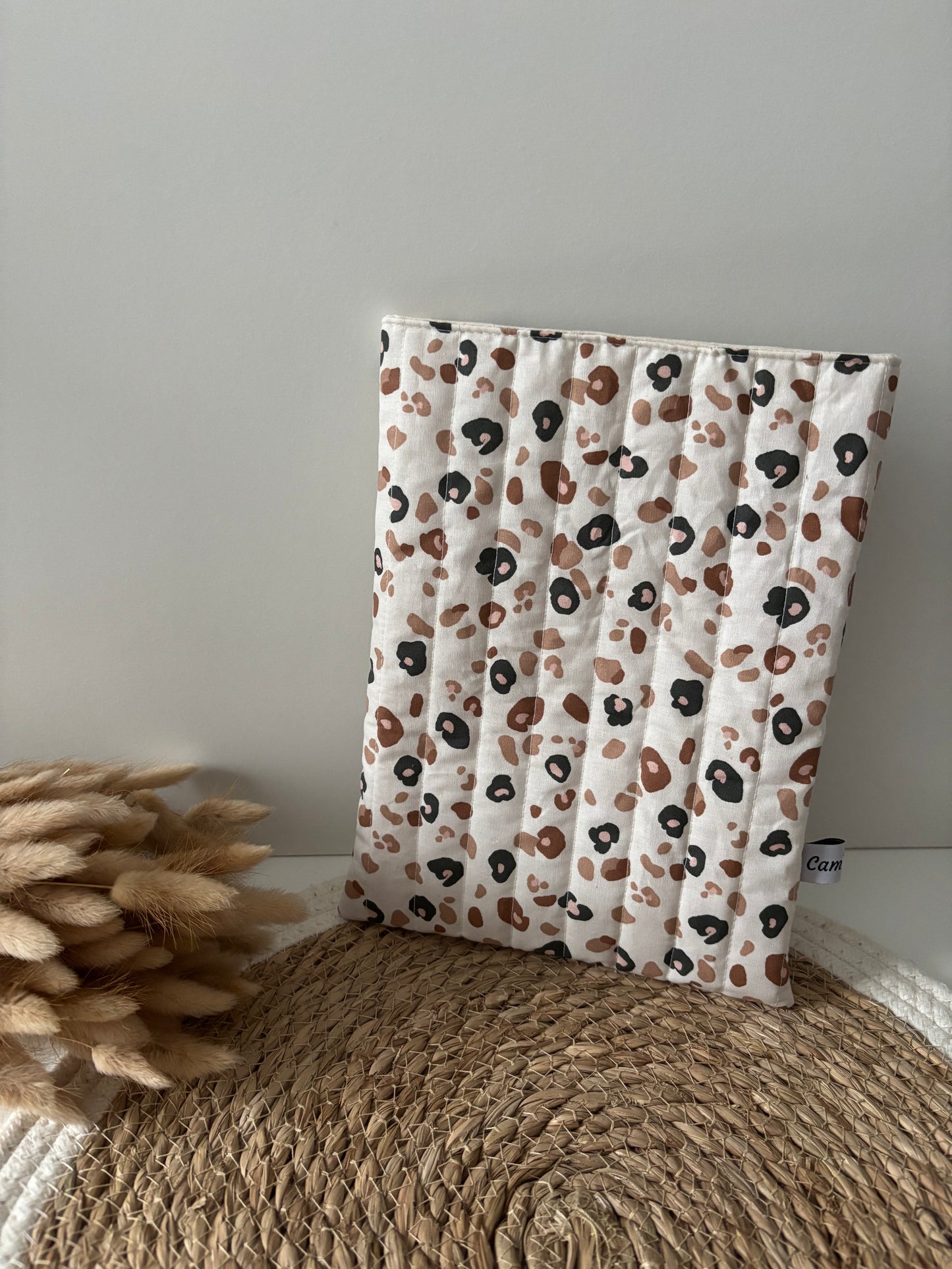 Pochette à livre matelassée motif léopard