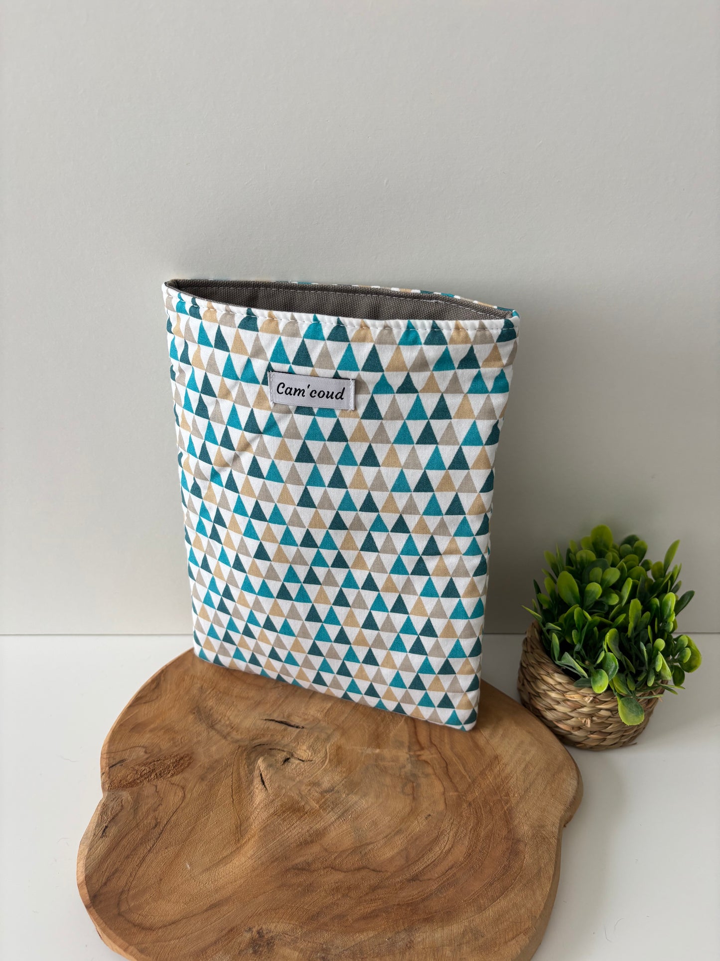 Pochette à livre motif triangles géométriques
