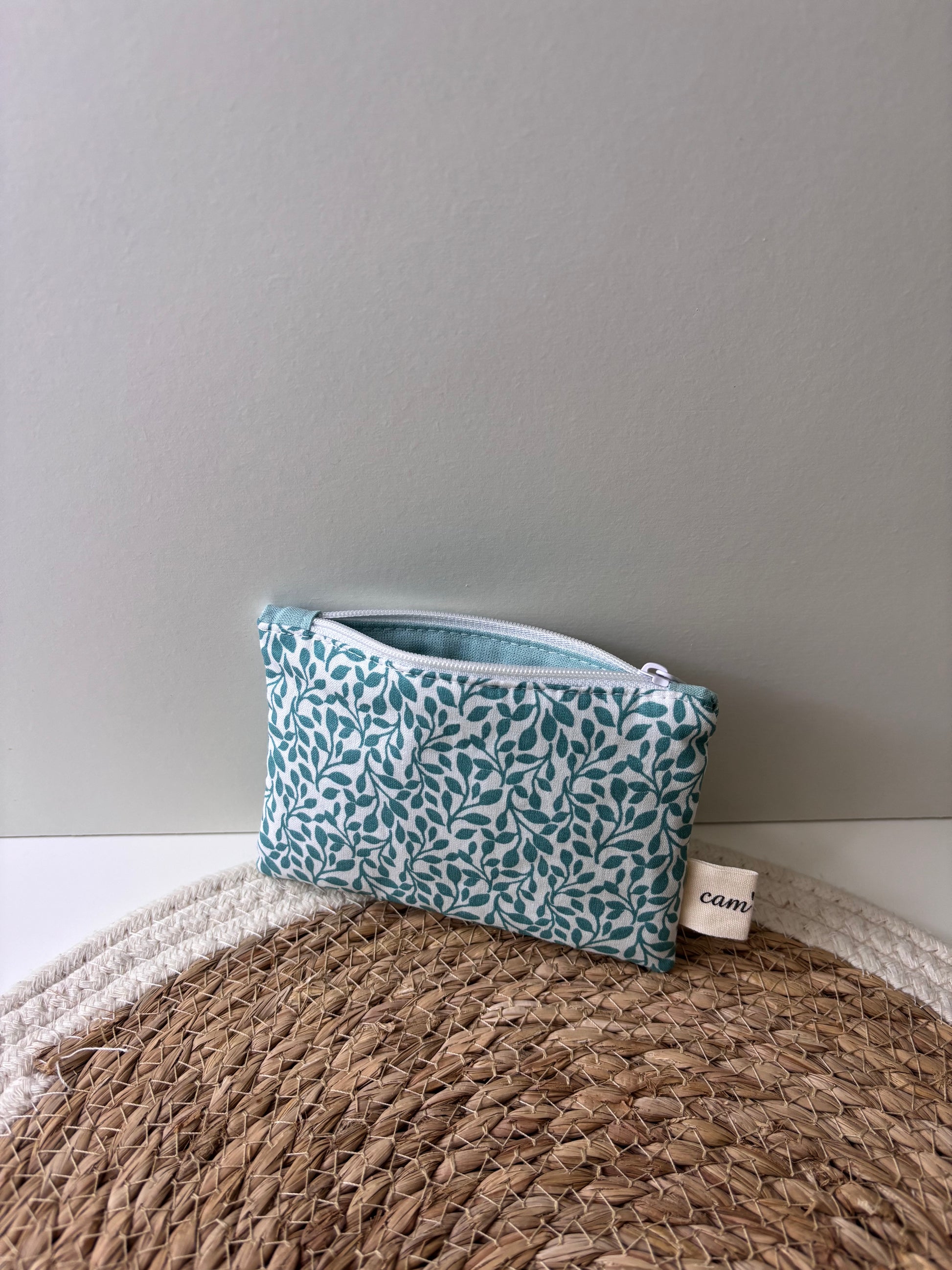 Porte-monnaie pratique, parfait pour sac ou poche.