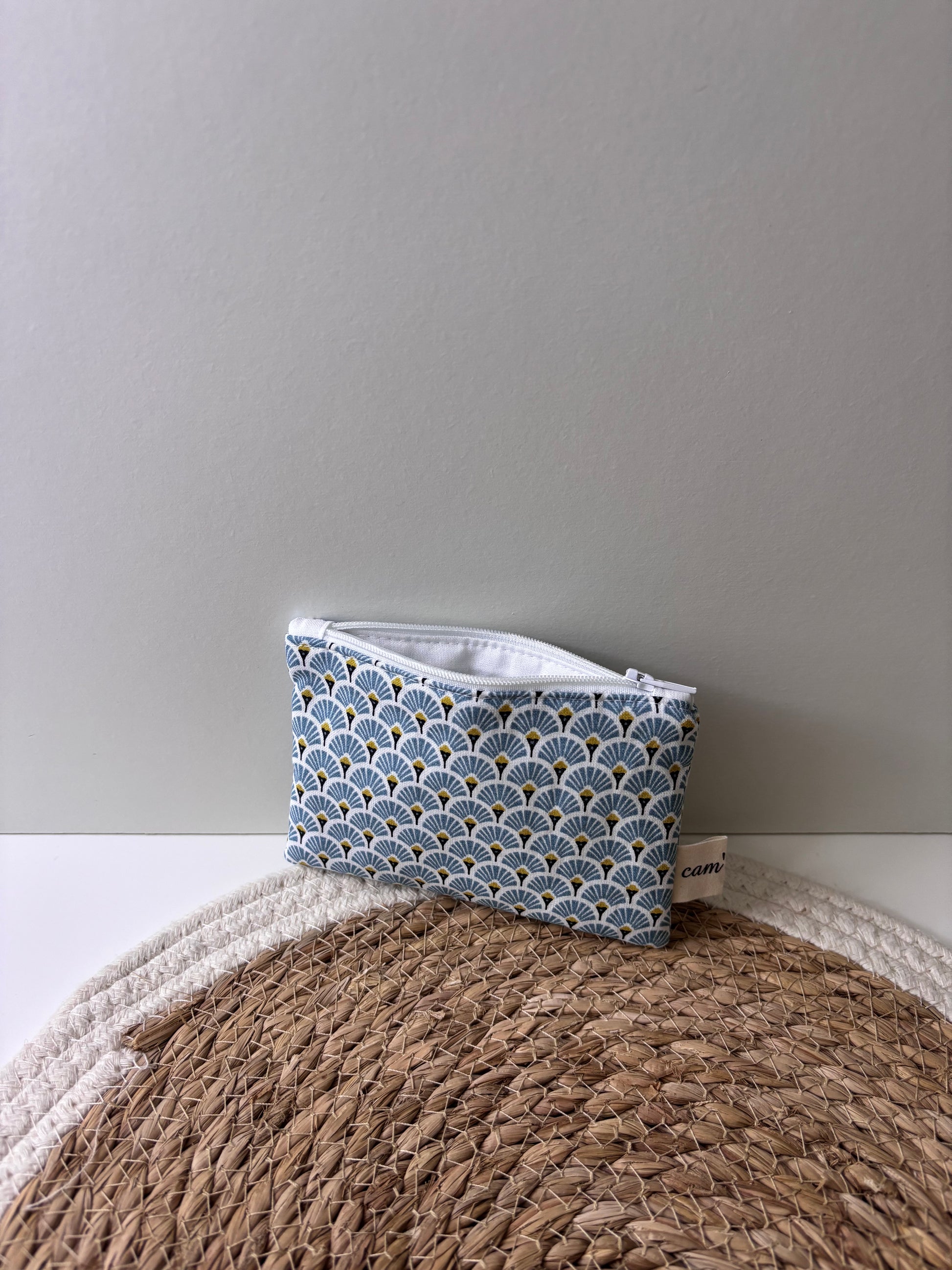 Porte-monnaie fabriqué à la main, accessoire compact.