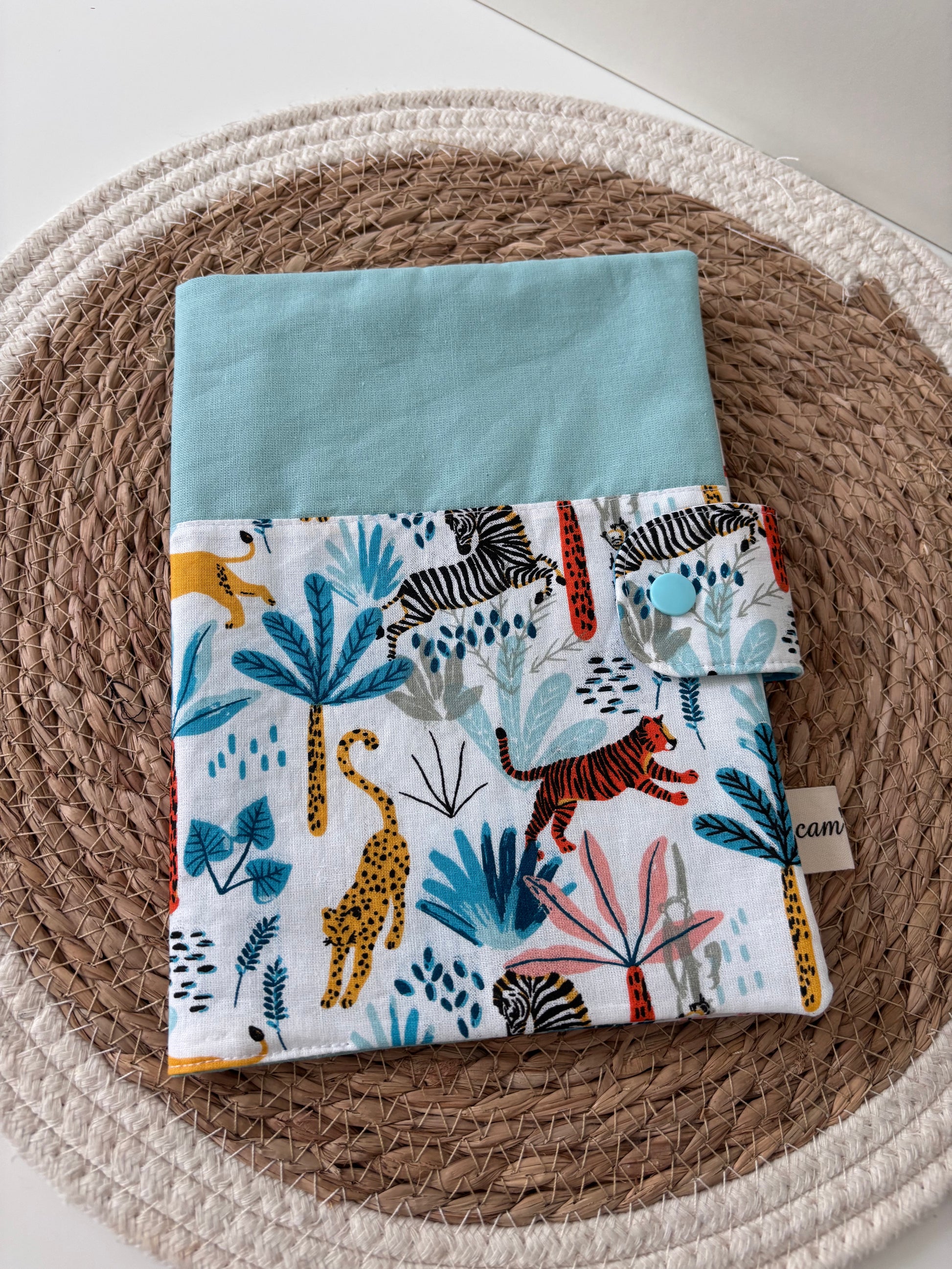 Protège carnet bébé avec prénom, fabriqué en Bretagne.