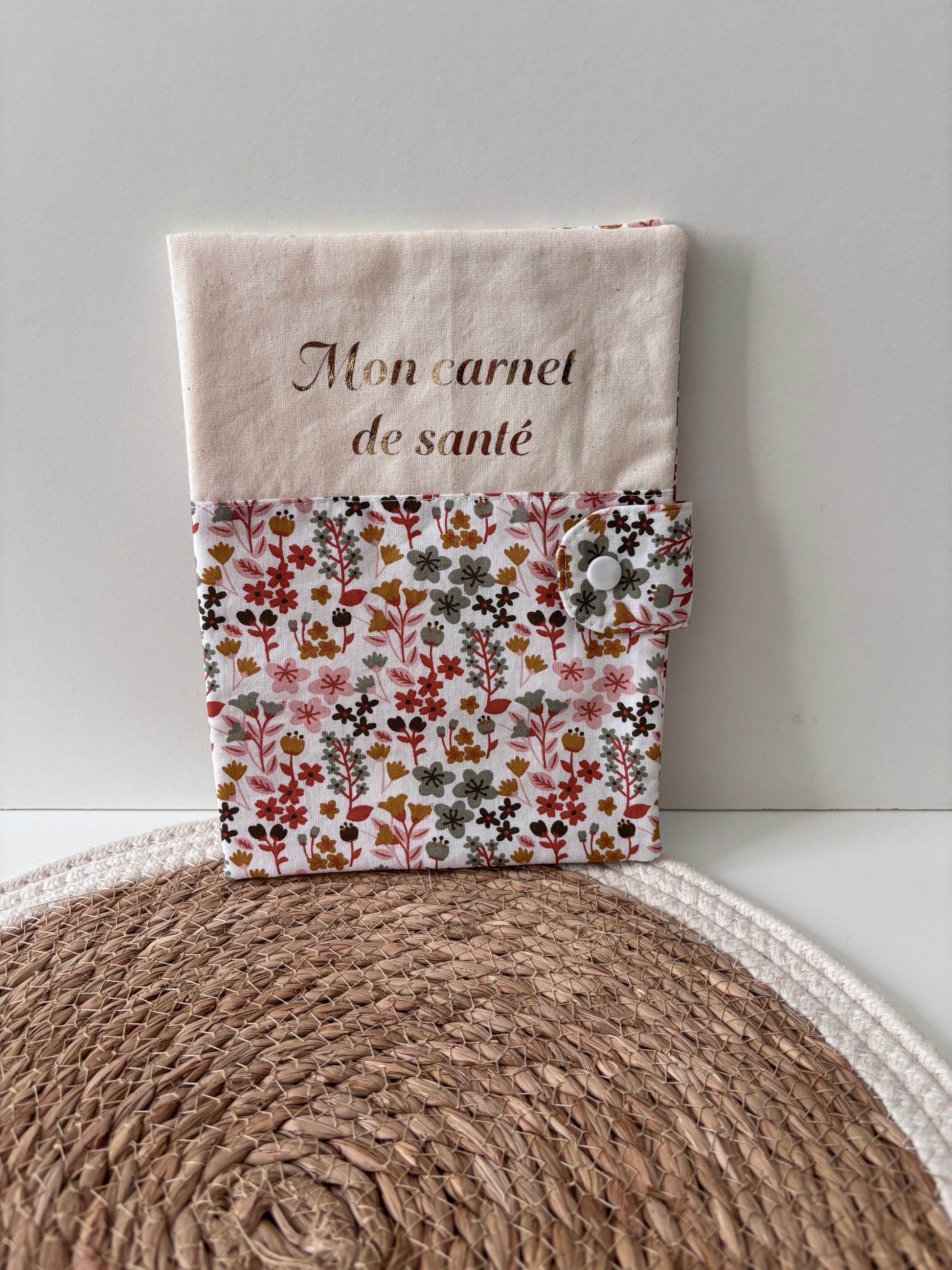 Protège carnet de santé bébé cousu main et personnalisé sur-mesure.