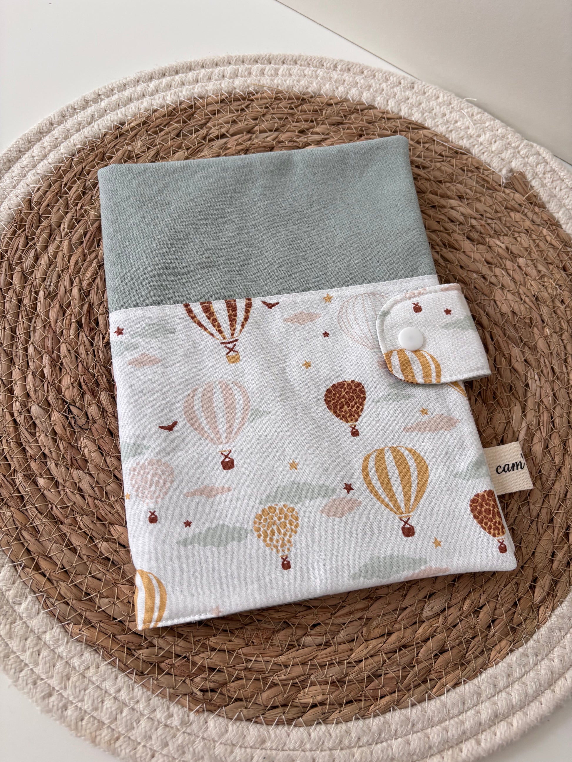 Protège carnet de santé bébé avec tissu de qualité.