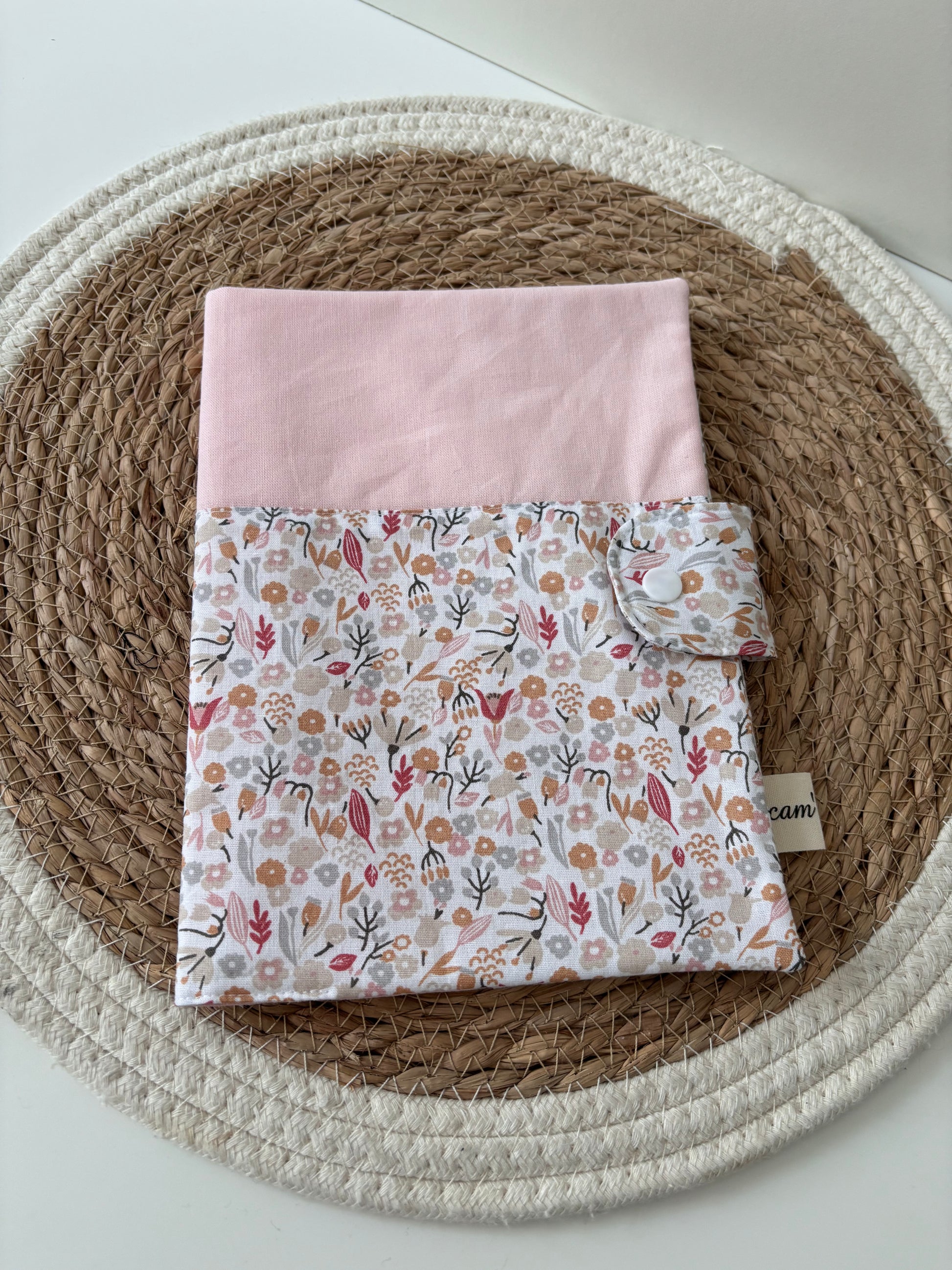 Protège carnet de santé unique, fait main en Bretagne.