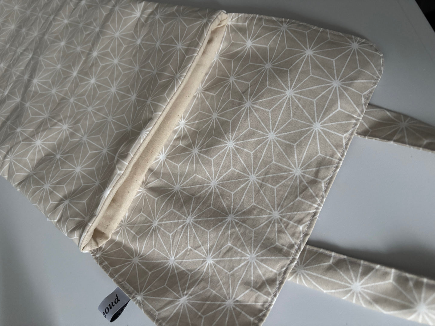 Détail du tissu beige du sac à pain artisanal en coton