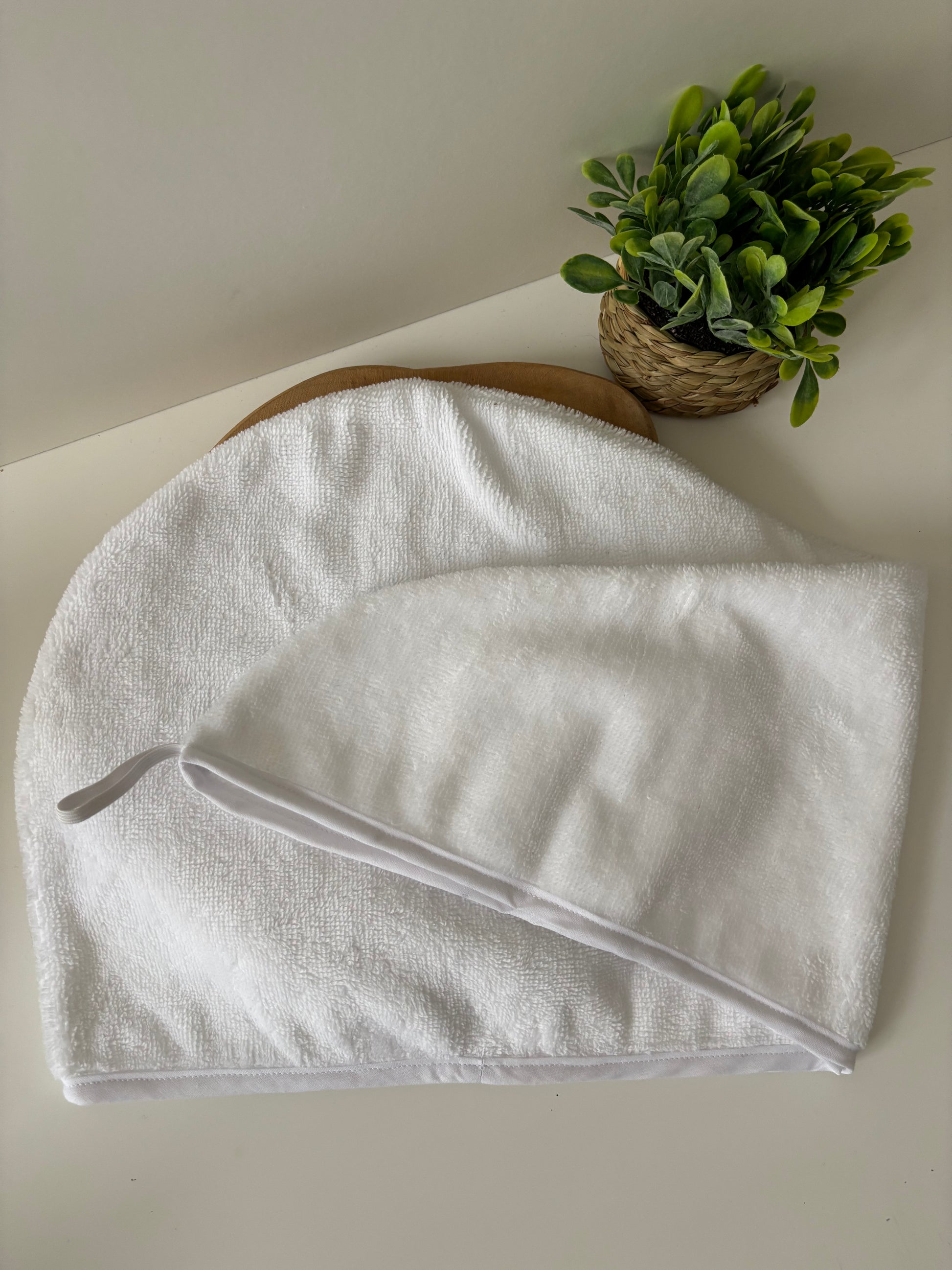 Serviette cheveux en éponge bambou blanche posée à plat, vue de côté