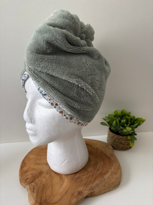 Serviette cheveux verte portée sur mannequin, vue de côté