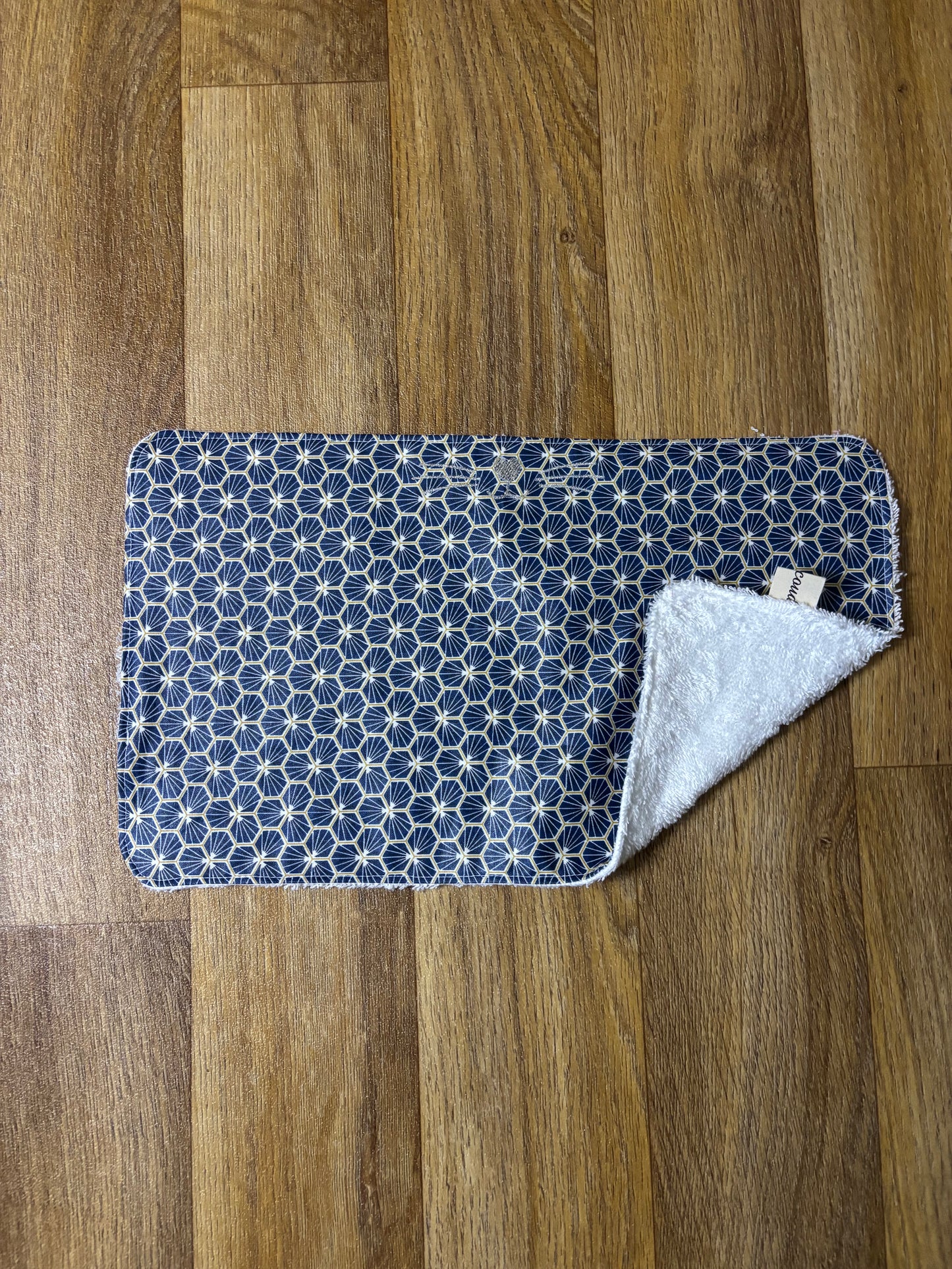 Tapis pour gamelle brodé taille petite en coton enduit géométrique bleu foncé avec broderie moustaches de chat, création artisanale Cam’Coud