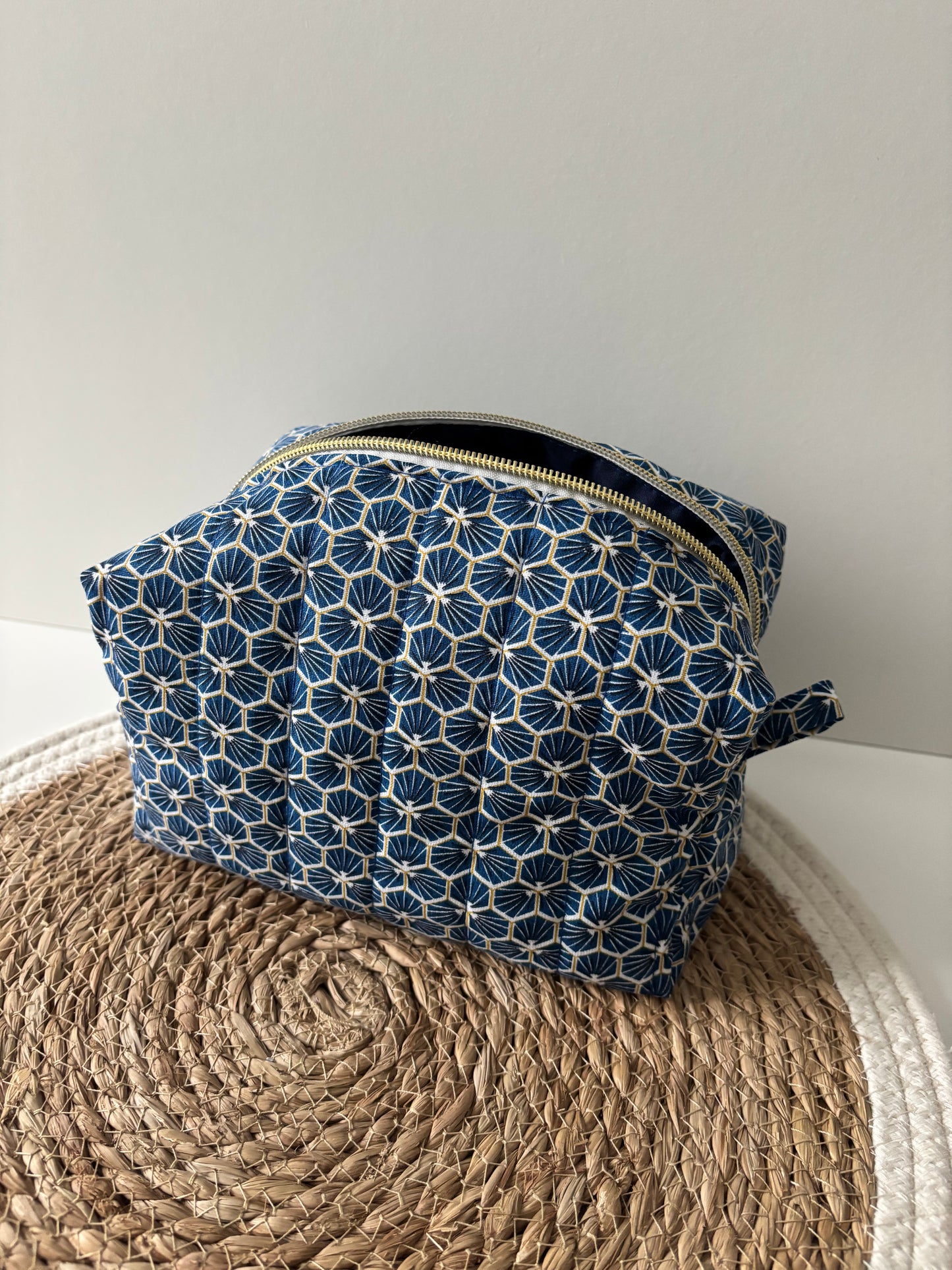 Trousse de toilette artisanale Géométrique bleu avec intérieur bleu foncé – Cam’Coud