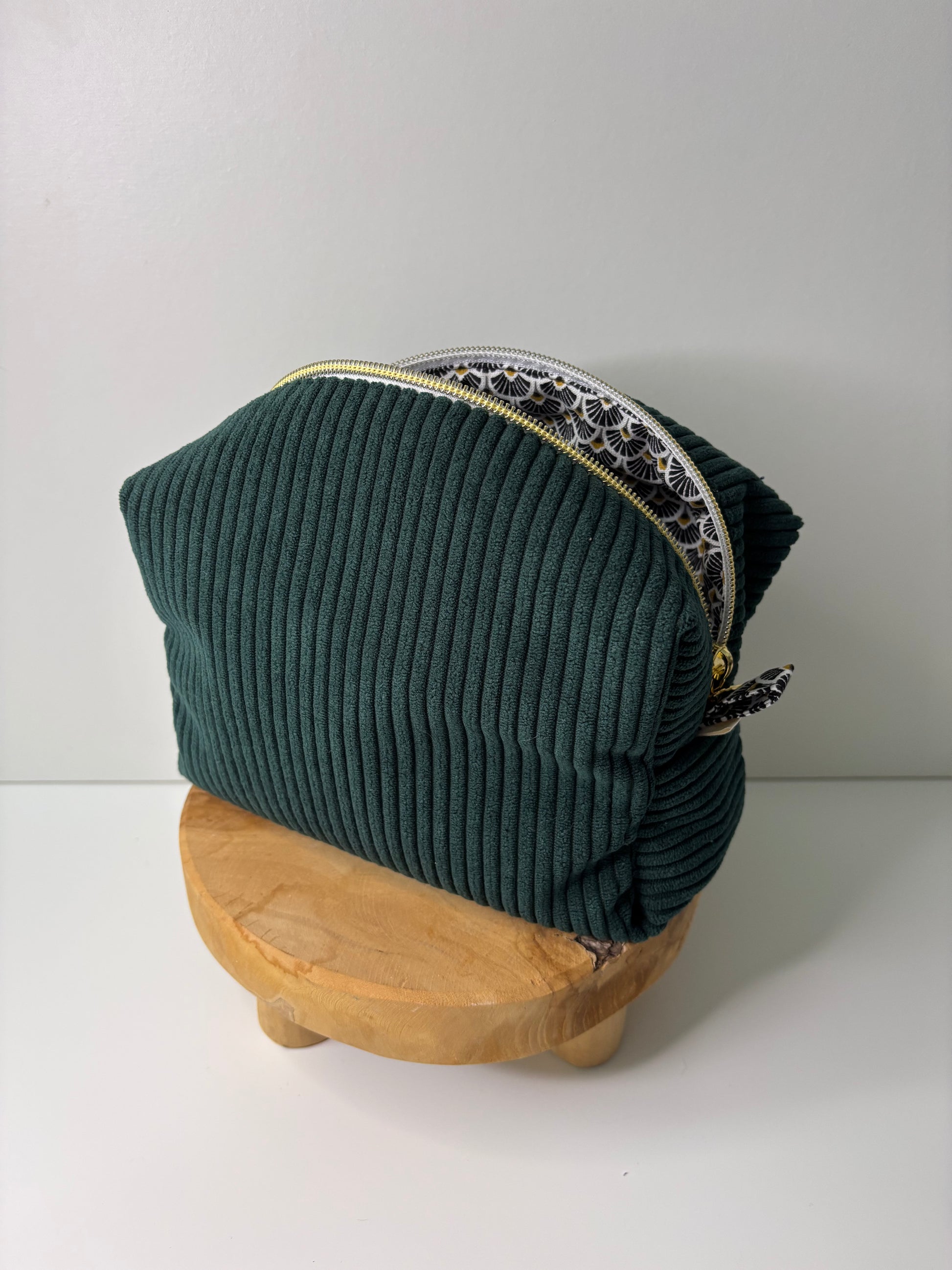 Accessoire de voyage personnalisé : trousse de toilette en velours.