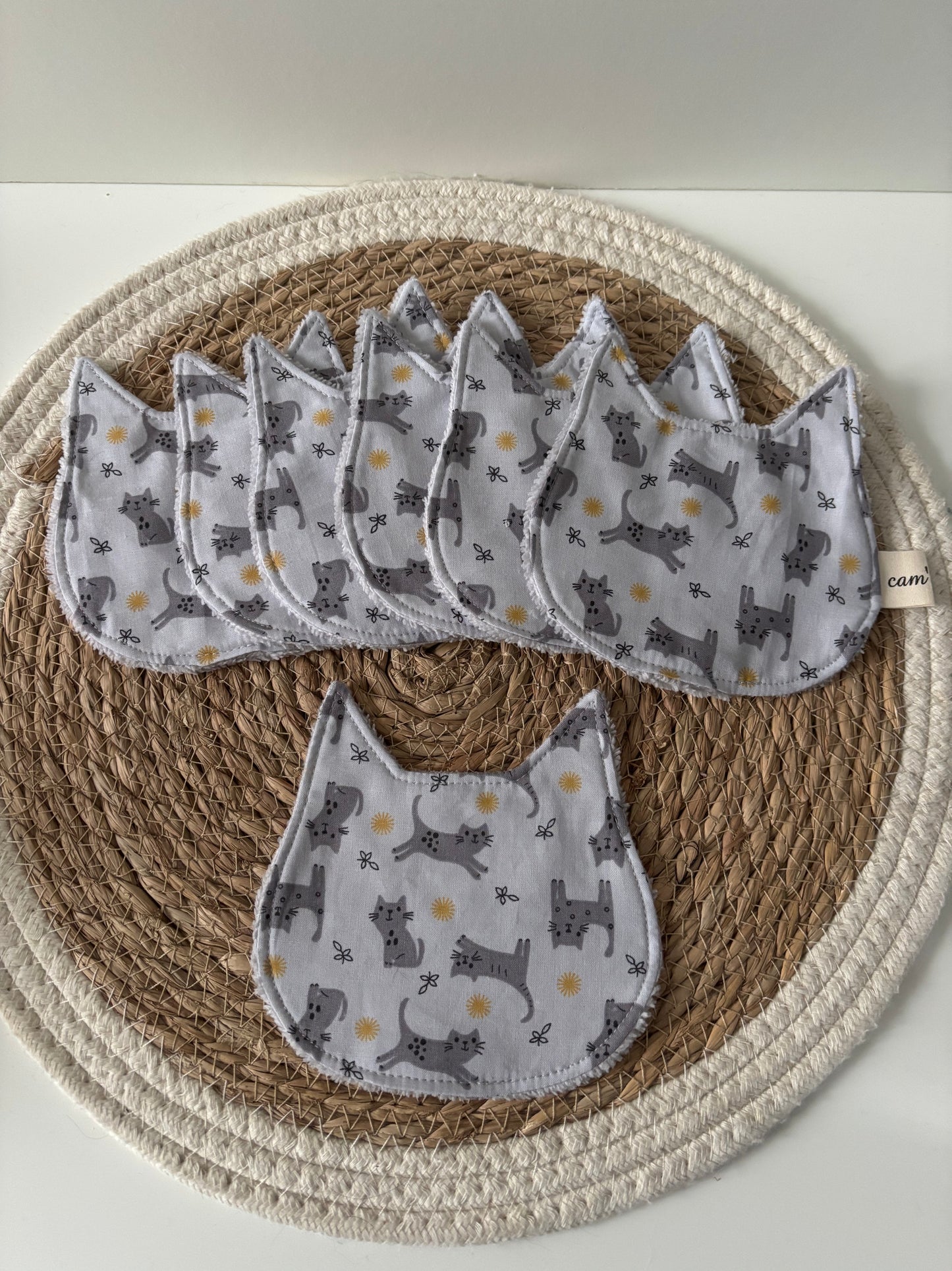 cotons lavables en forme de tête de chat, coloris chats gris, face coton douce et face éponge bambou absorbante, dimensions 12,5 × 10 cm