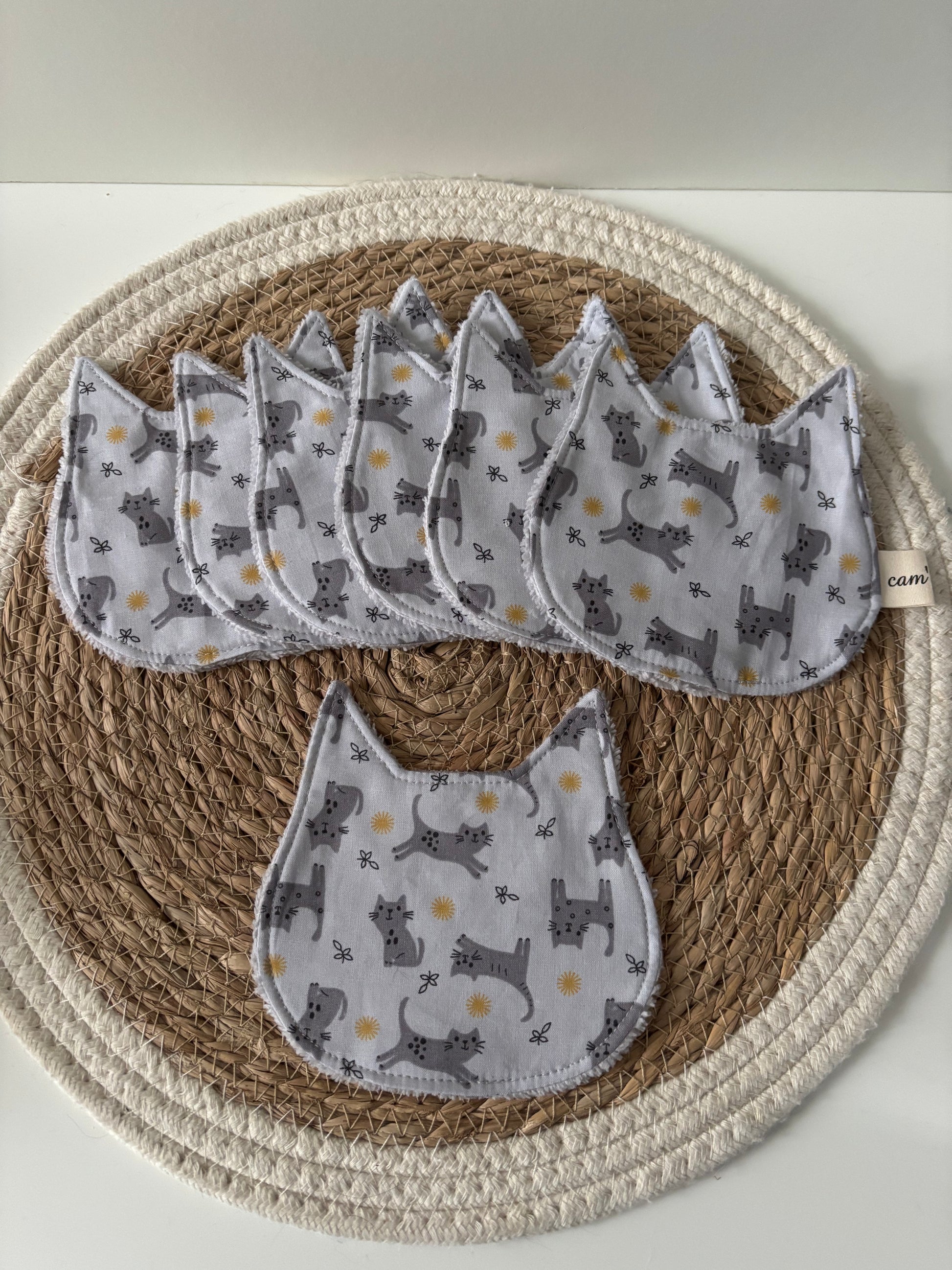 cotons lavables en forme de tête de chat, coloris chats gris, face coton douce et face éponge bambou absorbante, dimensions 12,5 × 10 cm