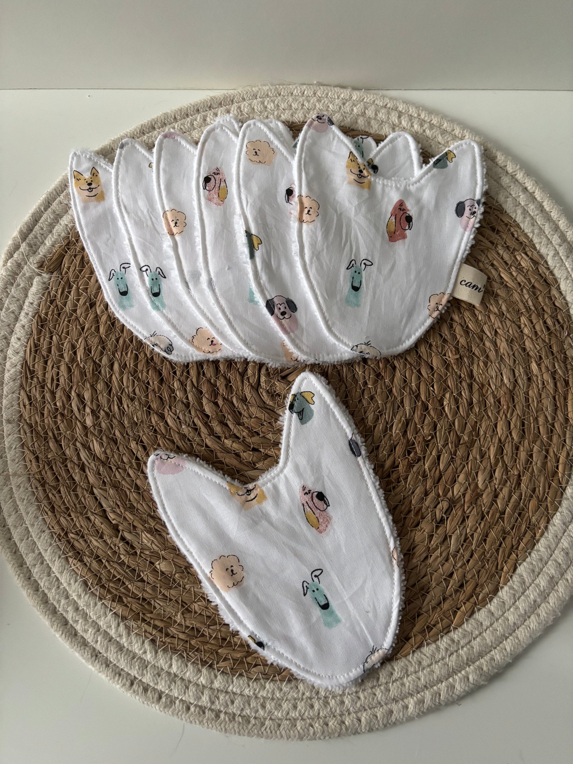 cotons lavables en forme de tête de chien, oreilles droites, motif chiens style aquarelle, face coton douce et face éponge bambou absorbante