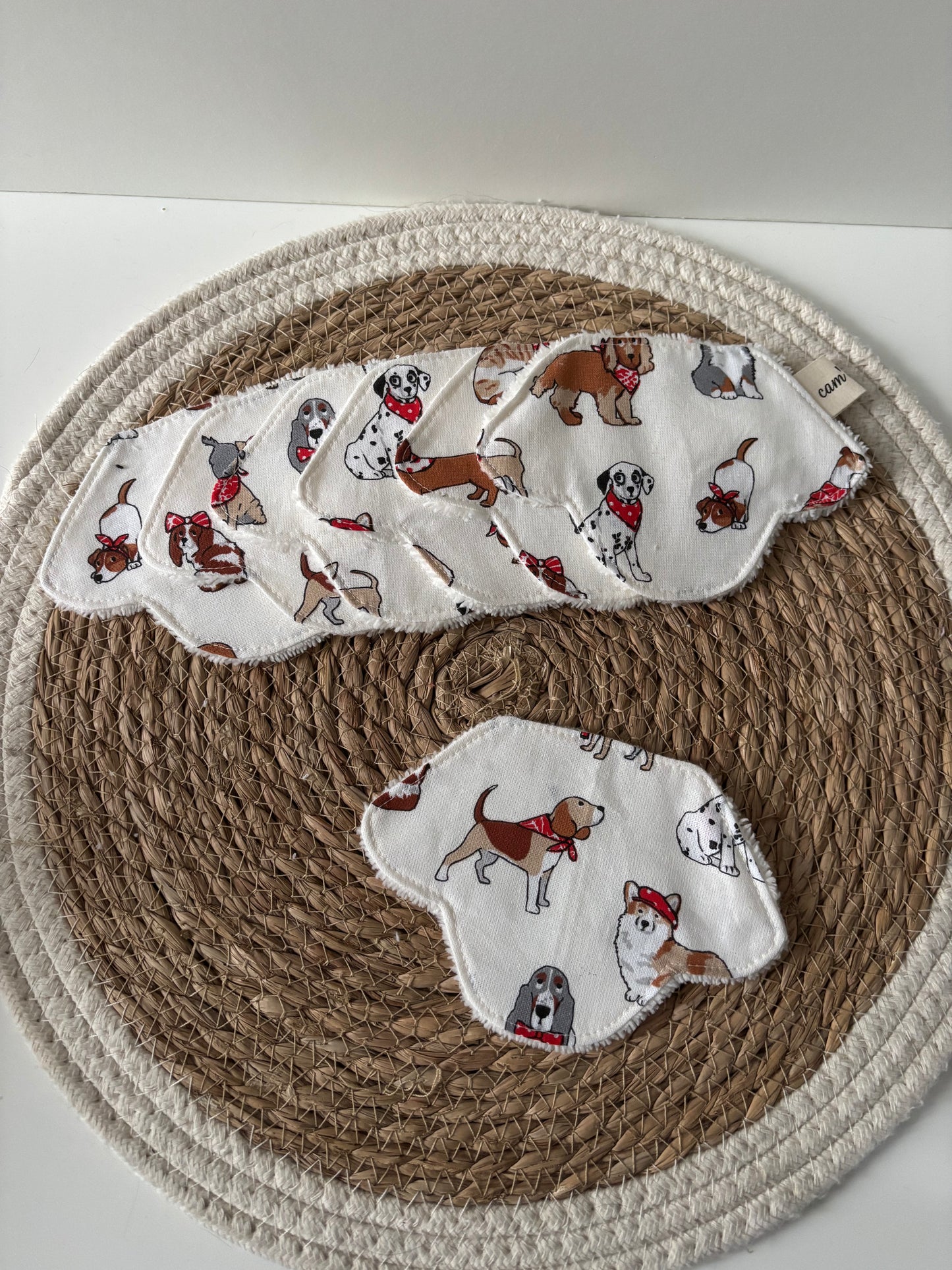 cotons lavables en forme de tête de chien, oreilles tombantes, motif chiens sur fond écru, face coton douce et face éponge bambou absorbante