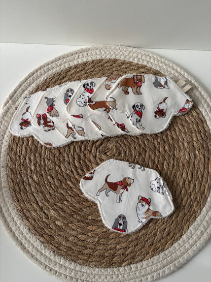 cotons lavables en forme de tête de chien, oreilles tombantes, motif chiens sur fond écru, face coton douce et face éponge bambou absorbante