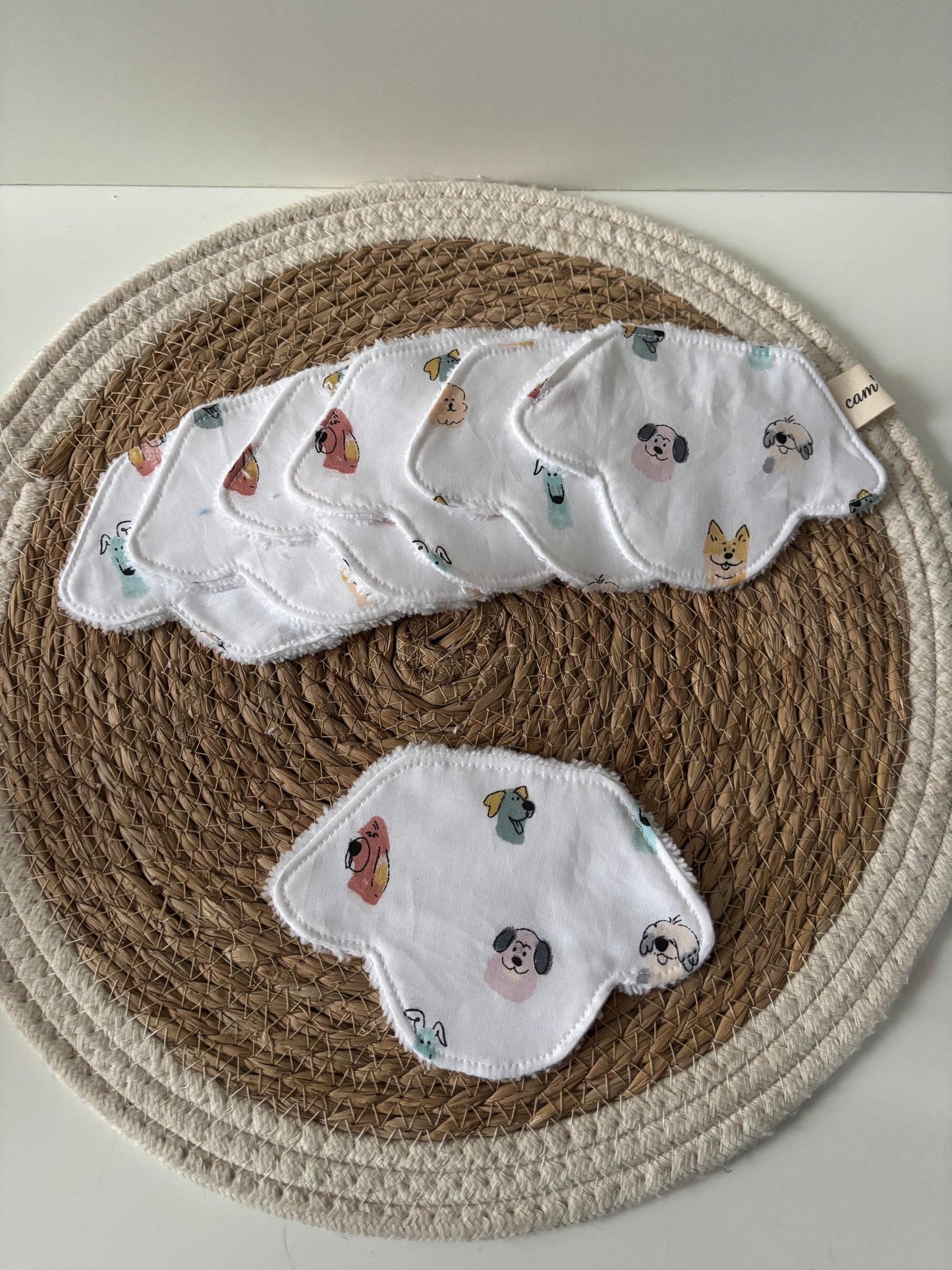 cotons lavables en forme de tête de chien, oreilles tombantes, motif chiens style aquarelle, face coton douce et face éponge bambou absorbante