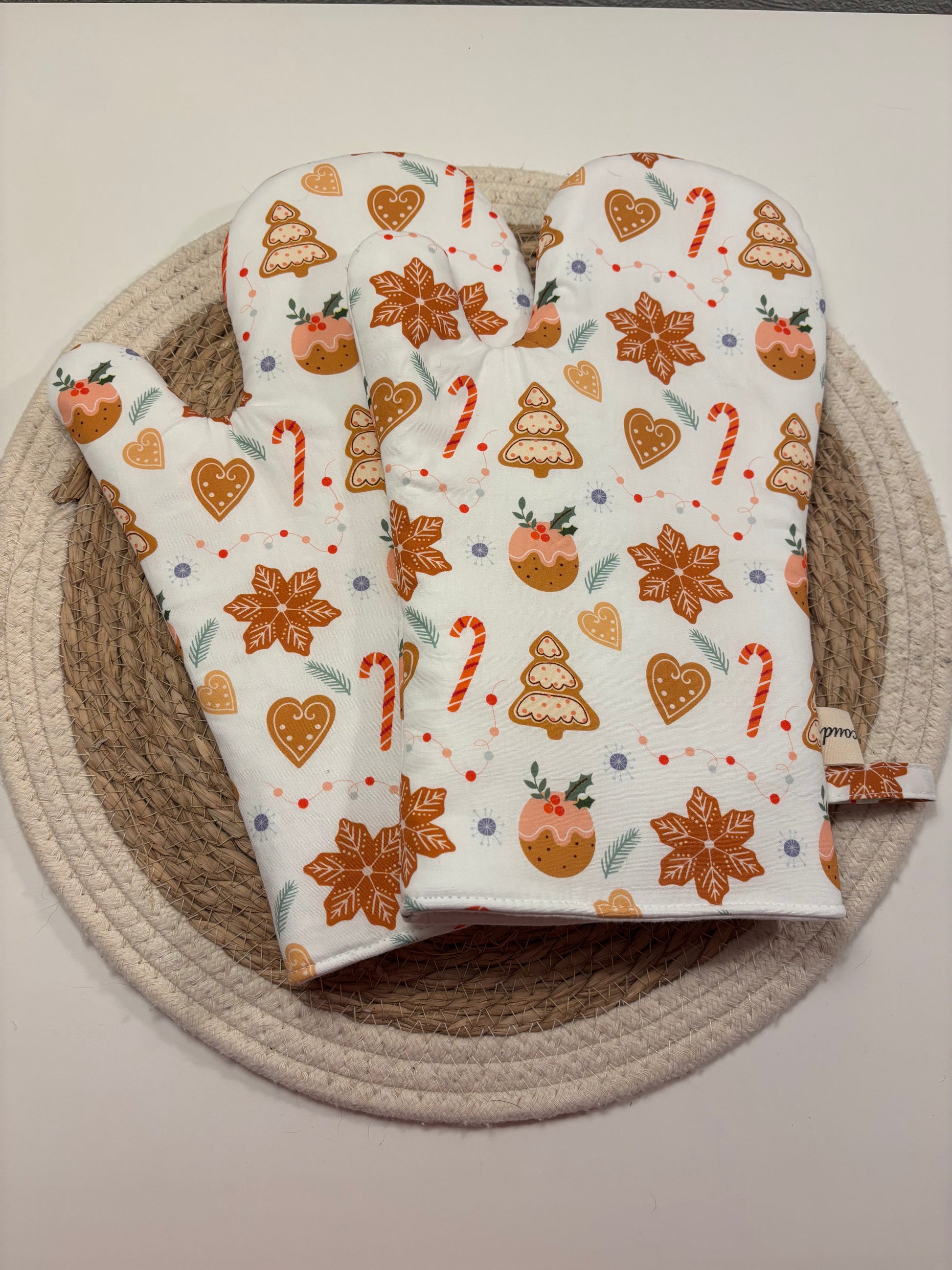 Paire de gants de cuisine faits main avec motif biscuits à la cannelle, parfaits pour cuisiner à Noël